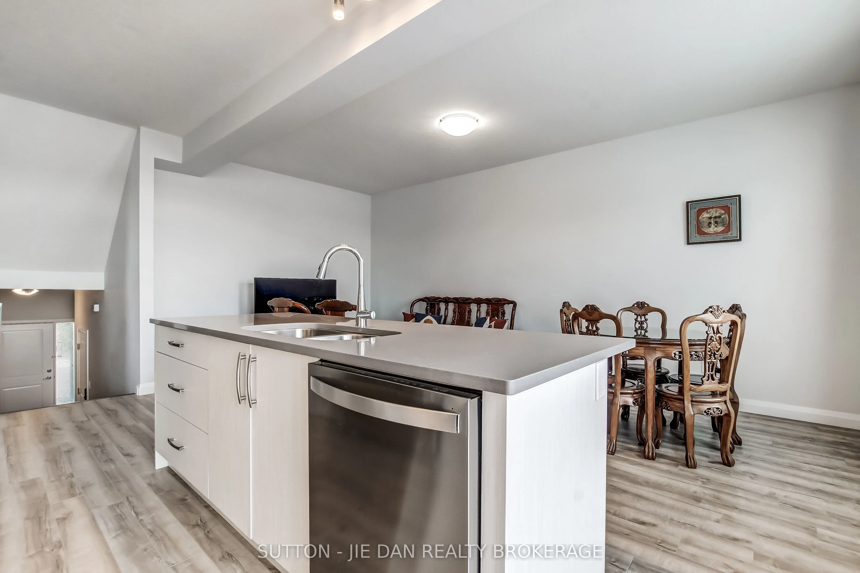 819 KLEINBURG Drive, #2
