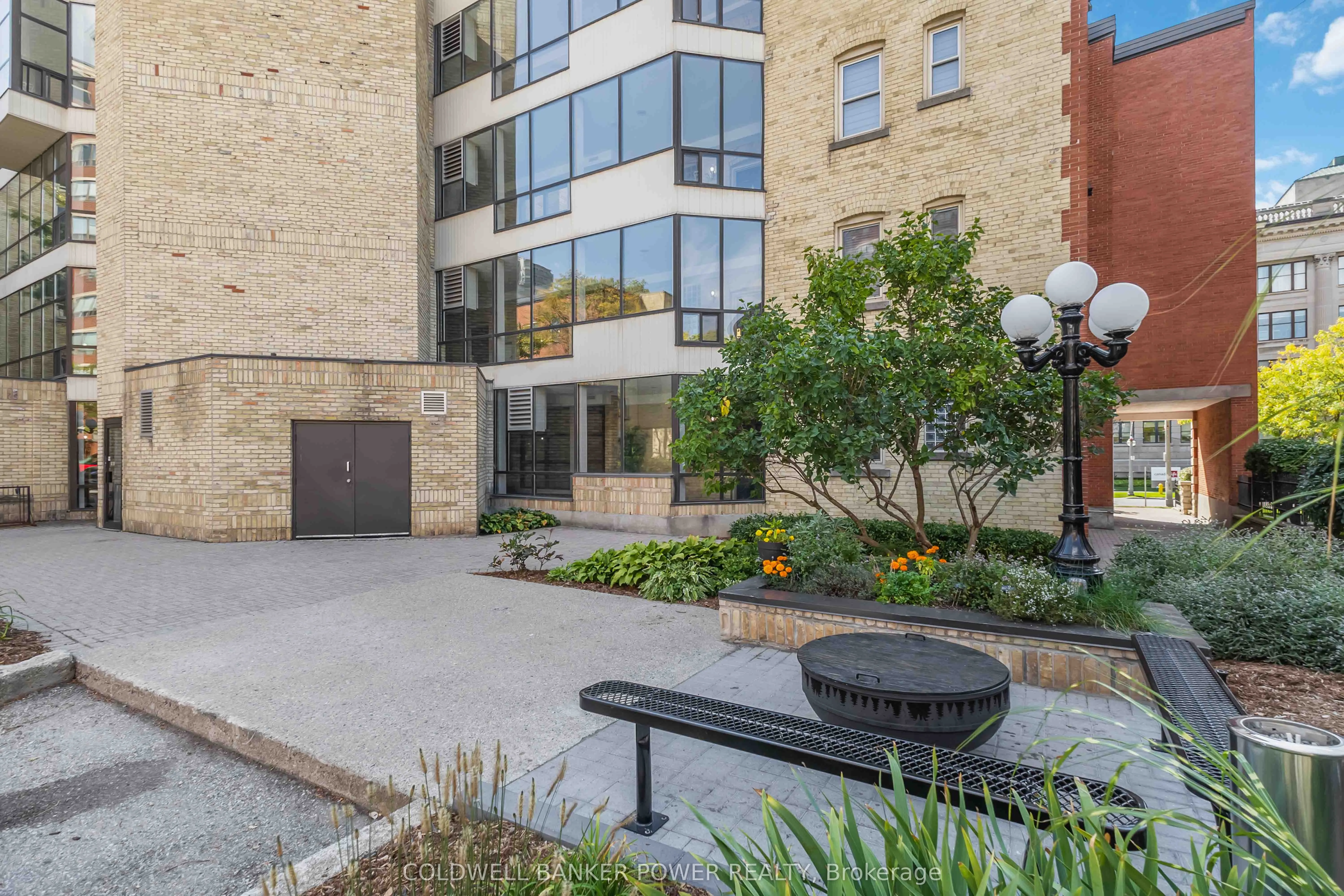 460 Wellington Street, #308