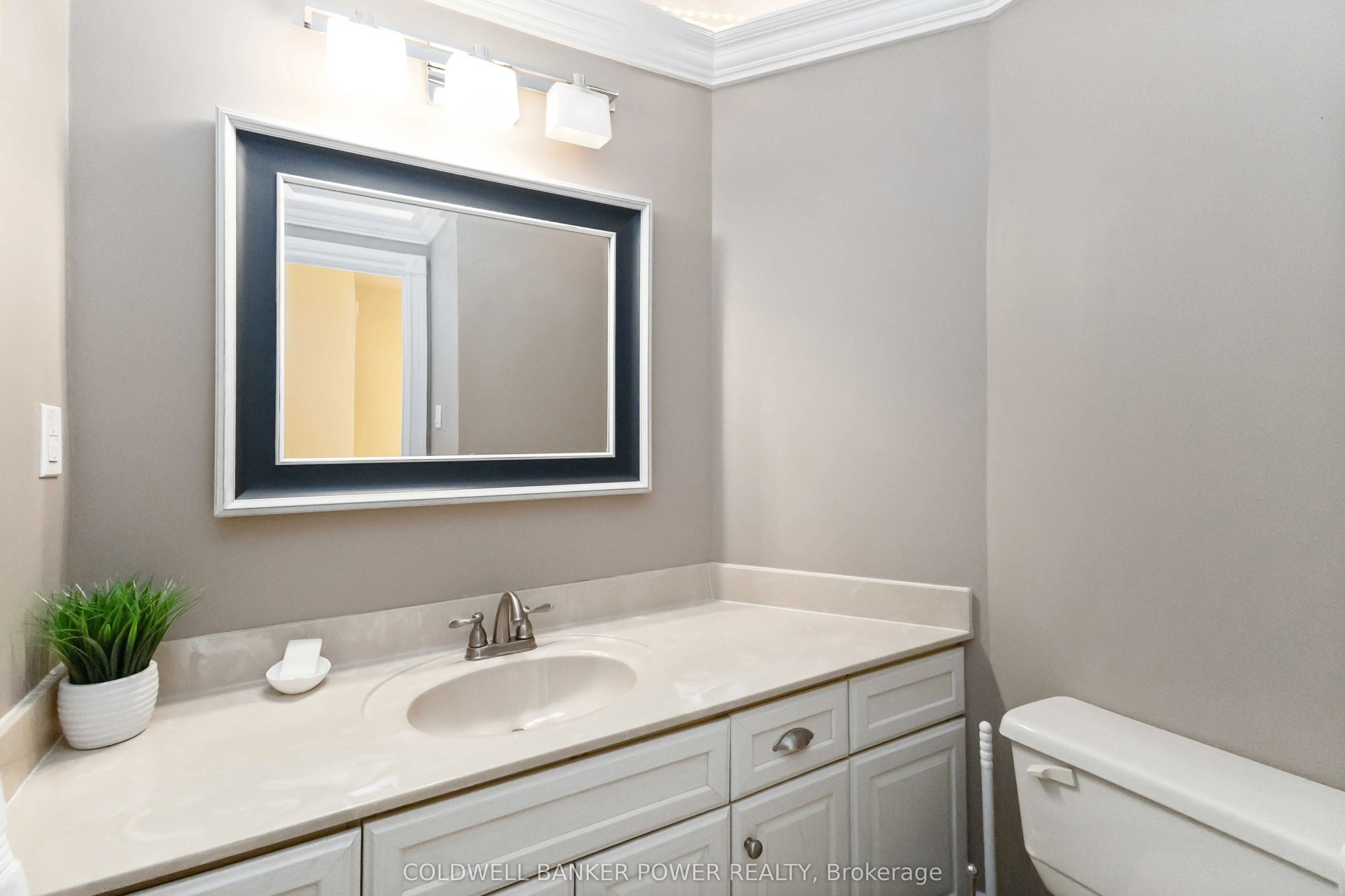 460 Wellington Street, #308