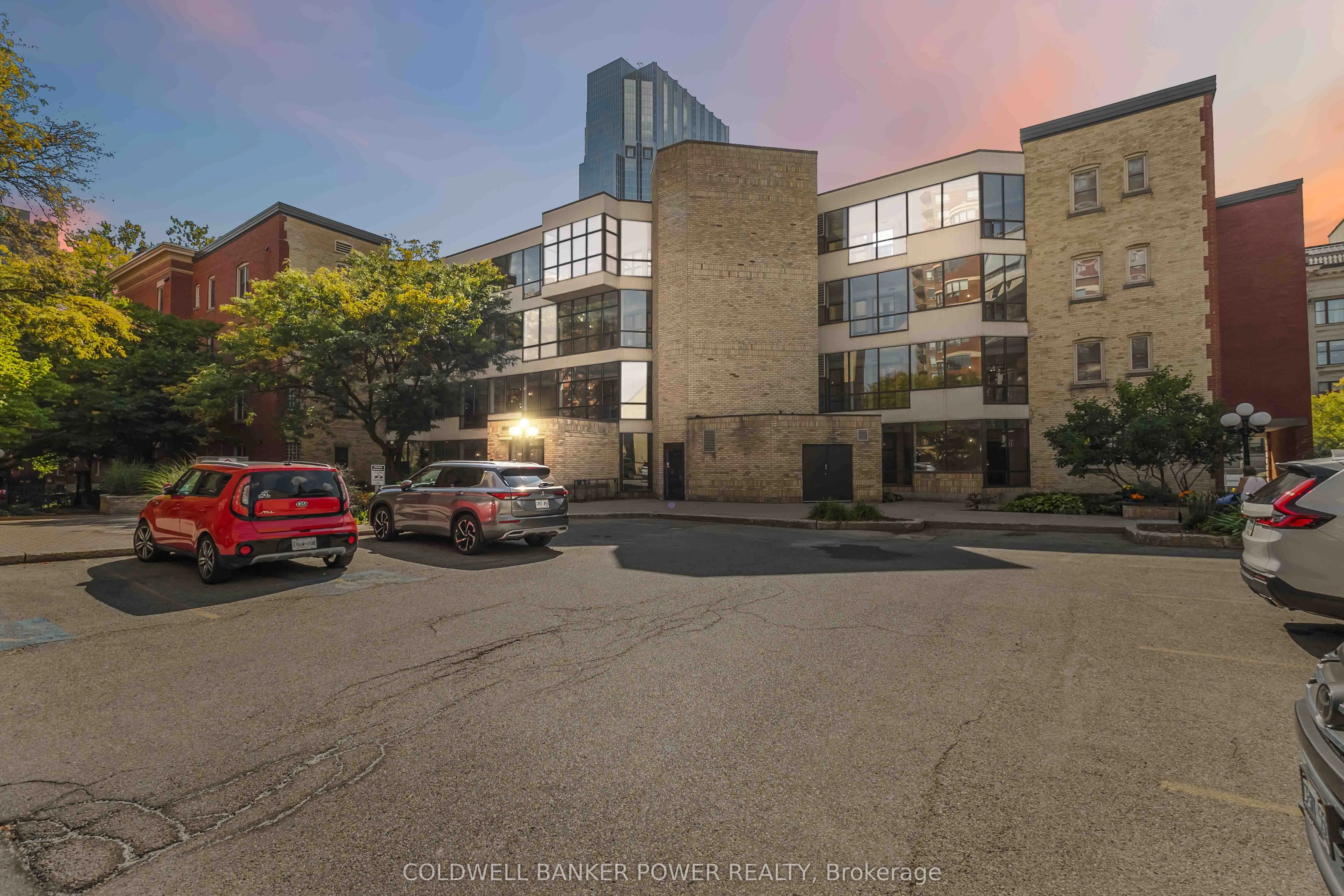 460 Wellington Street, #308