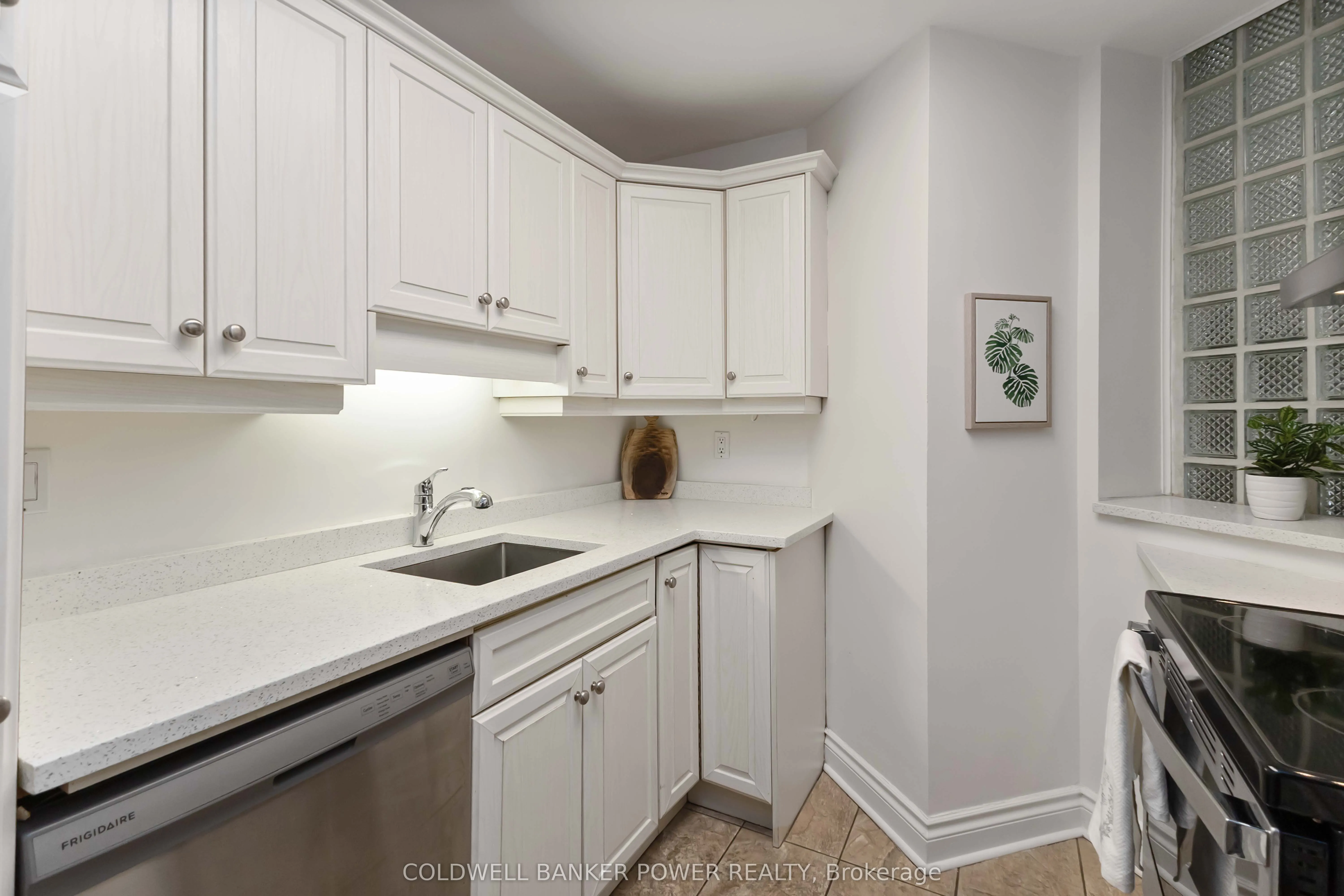 460 Wellington Street, #308
