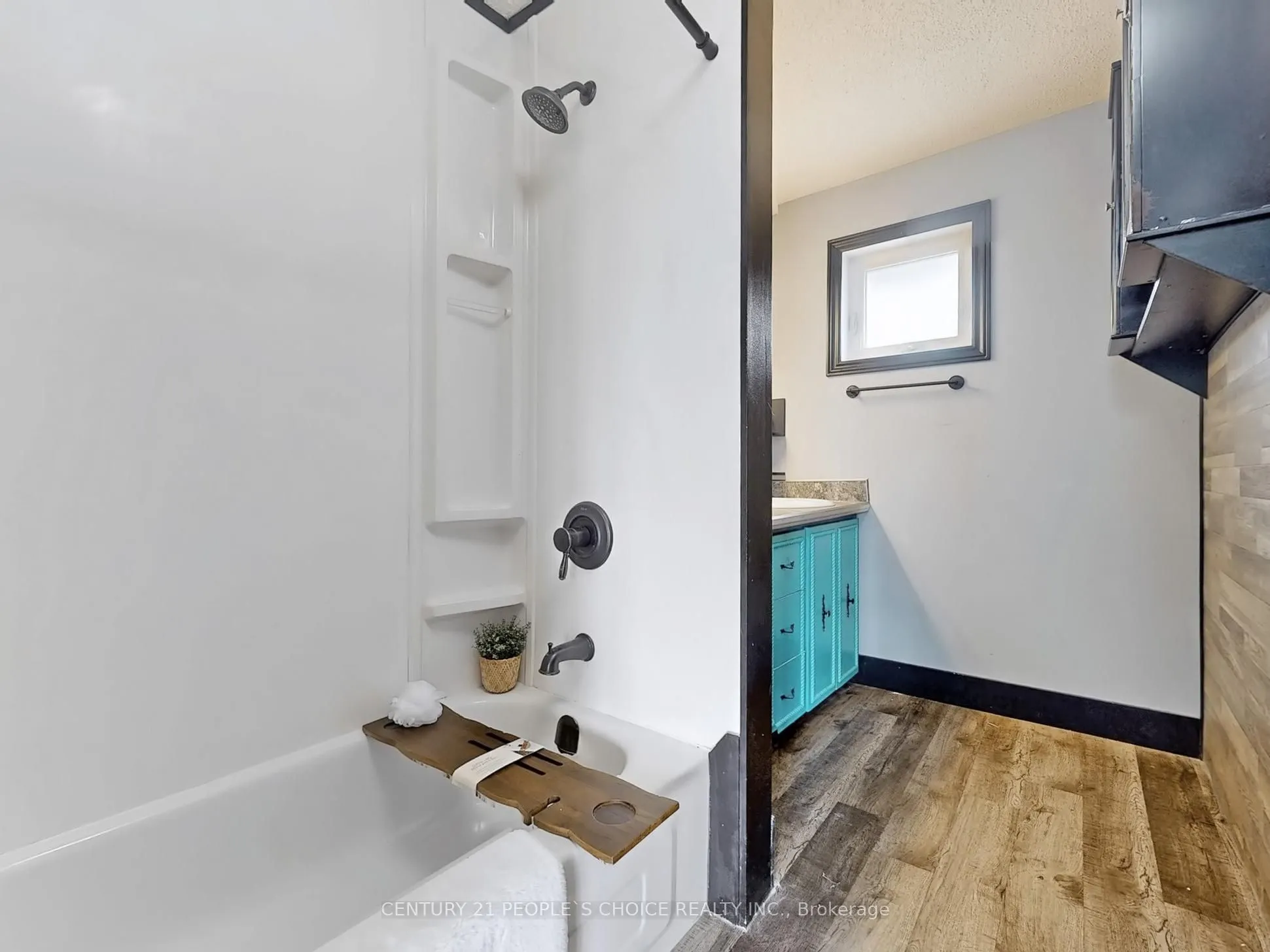156 Main Street W