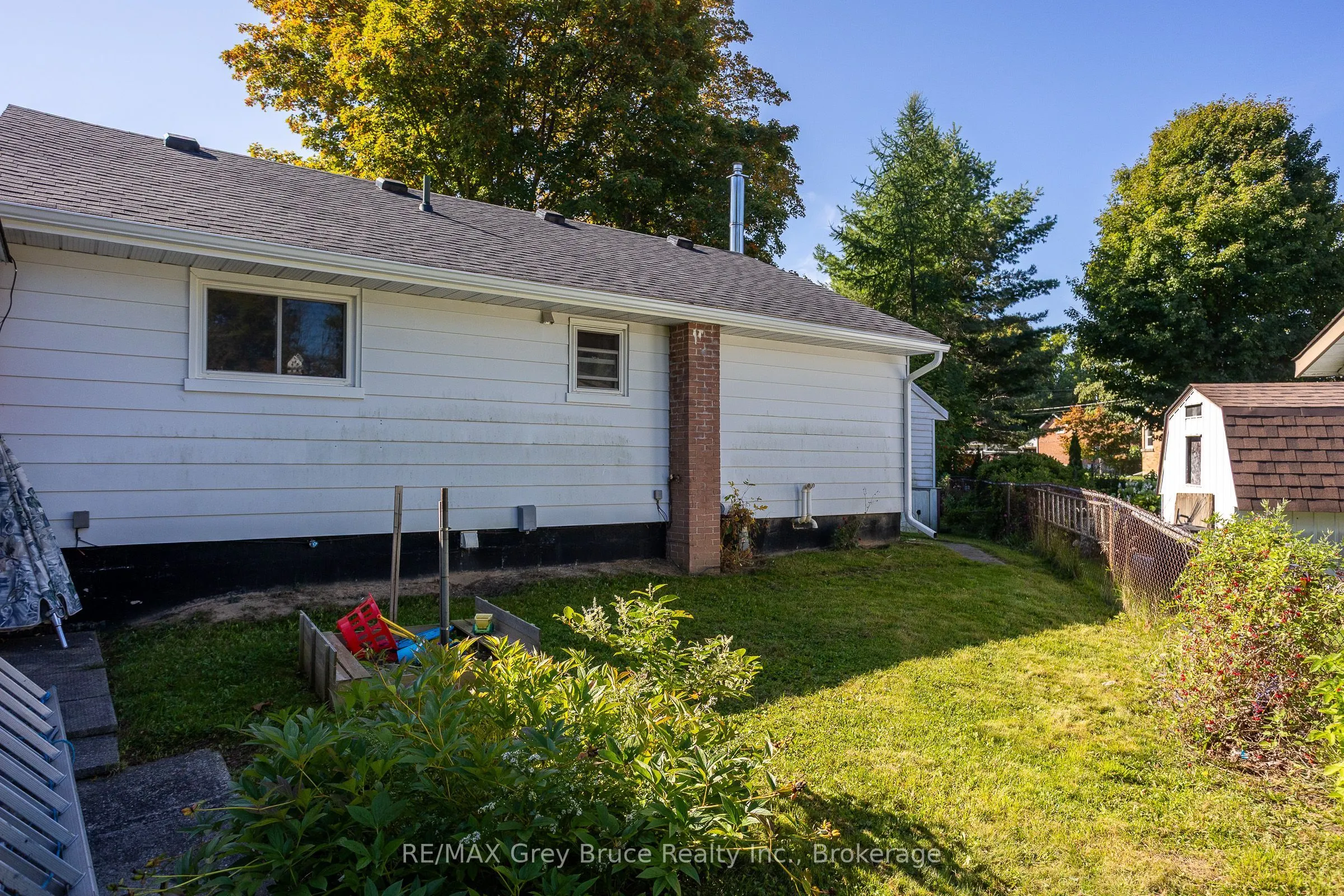 836 11TH Street W