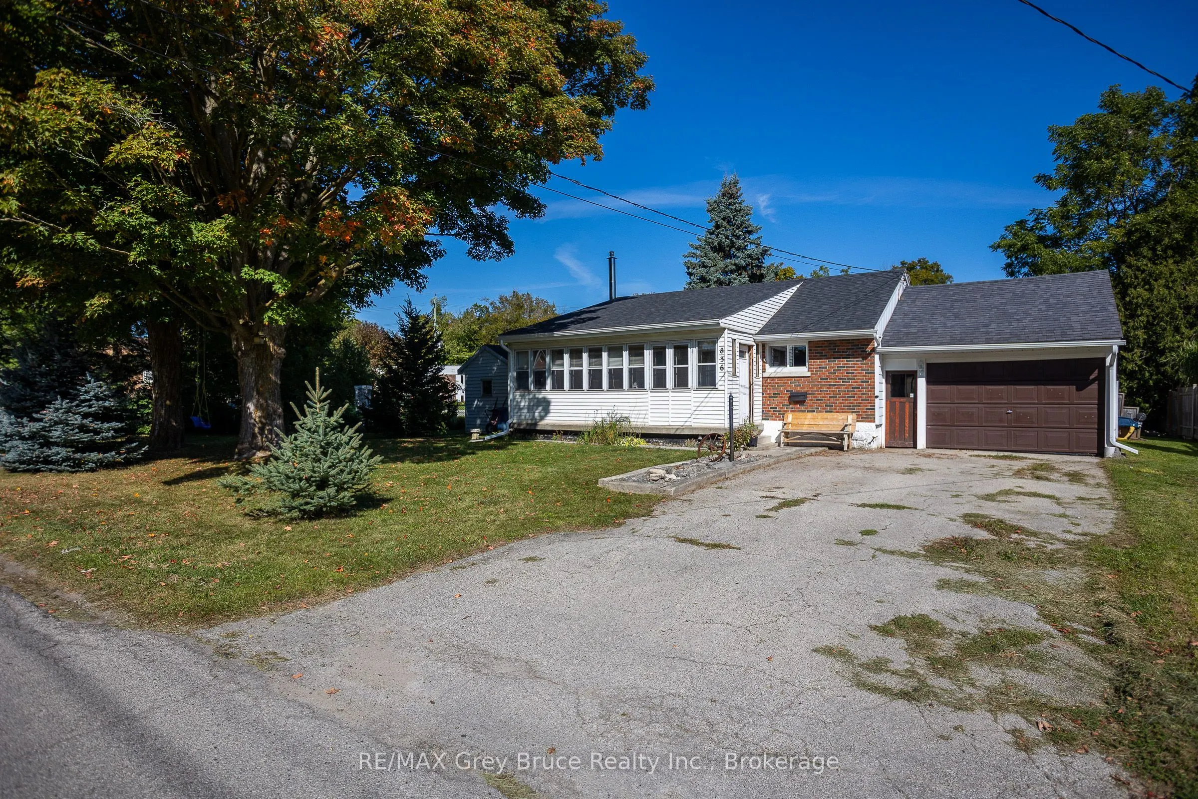 836 11TH Street W