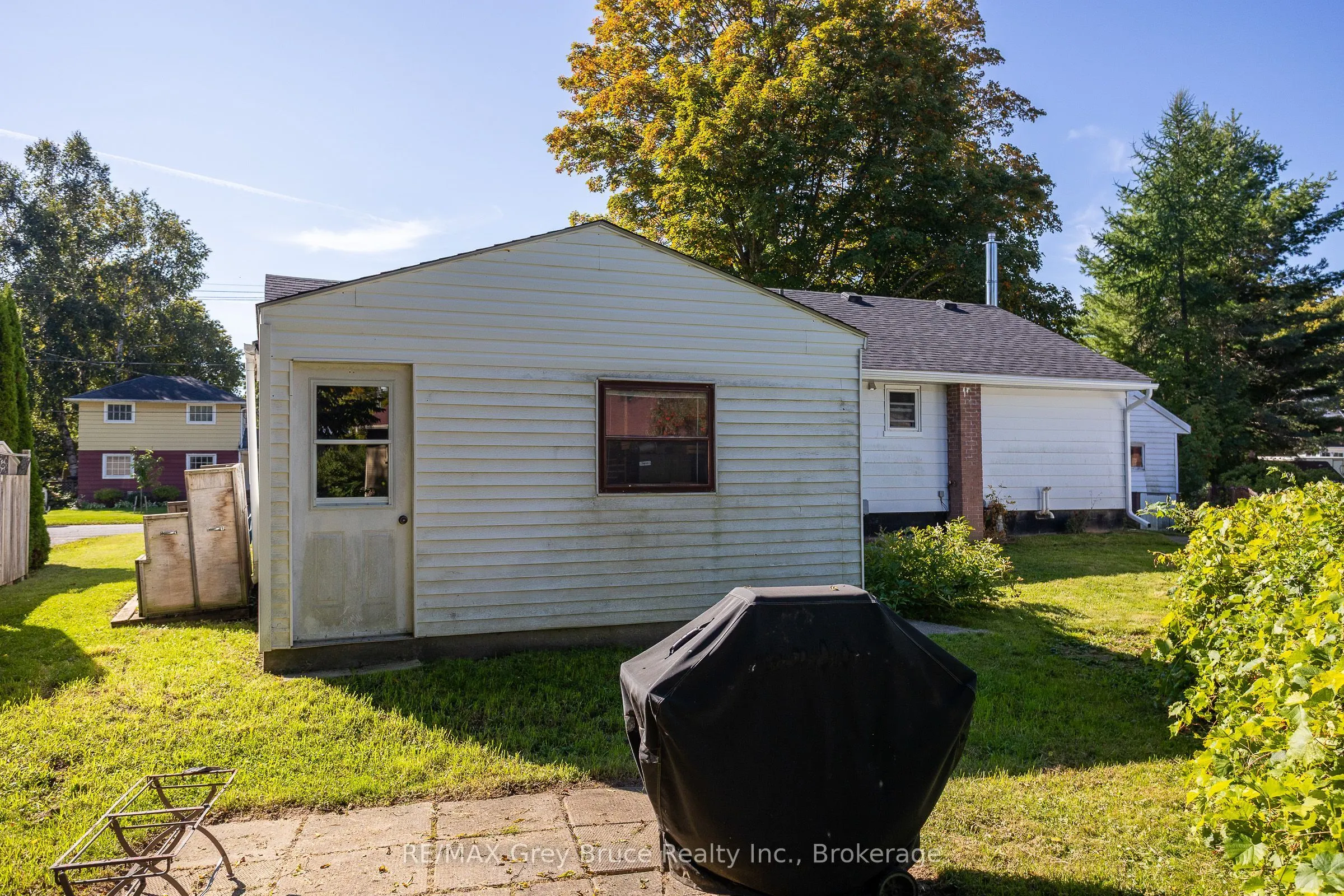 836 11TH Street W