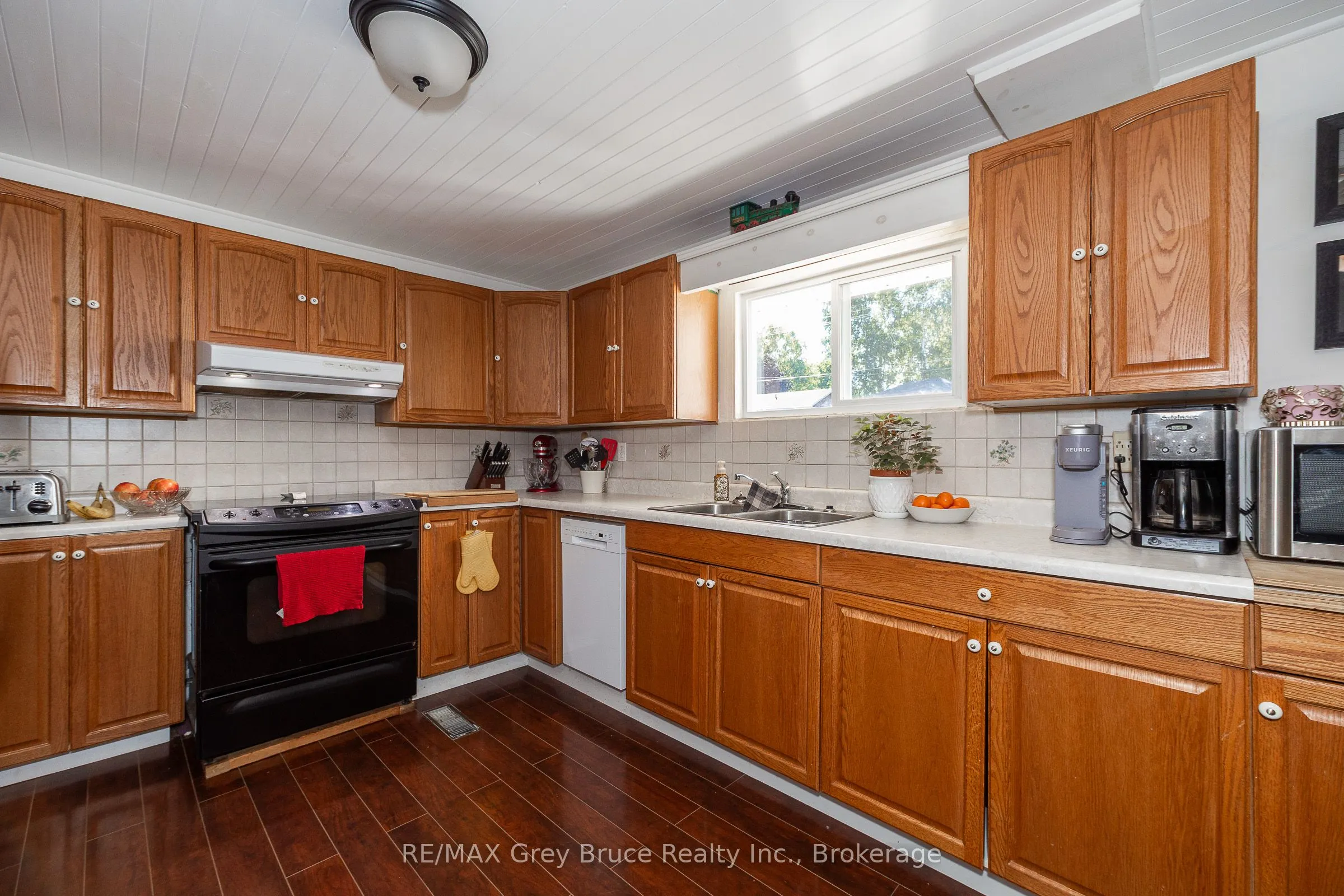 836 11TH Street W