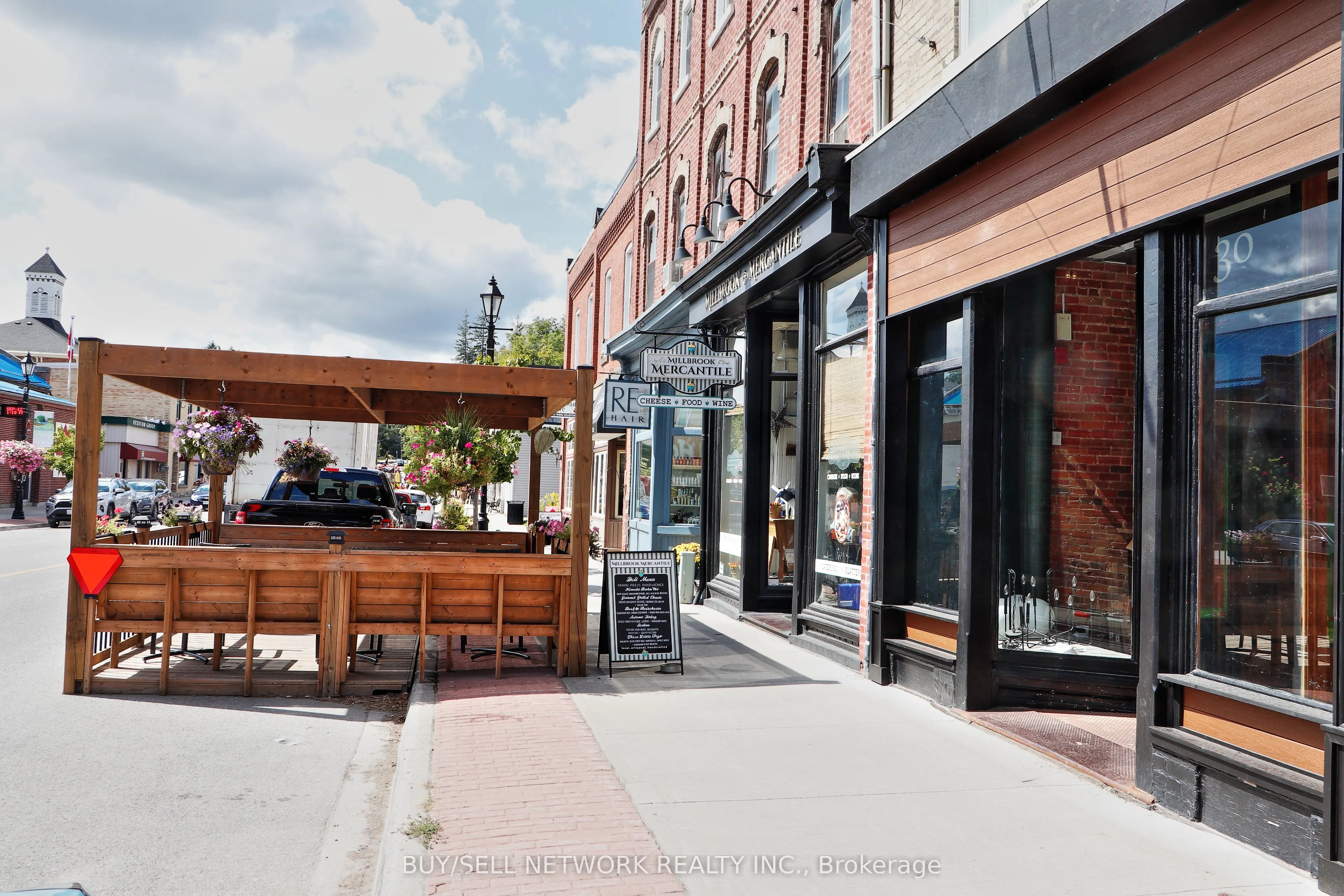 28 King Street E