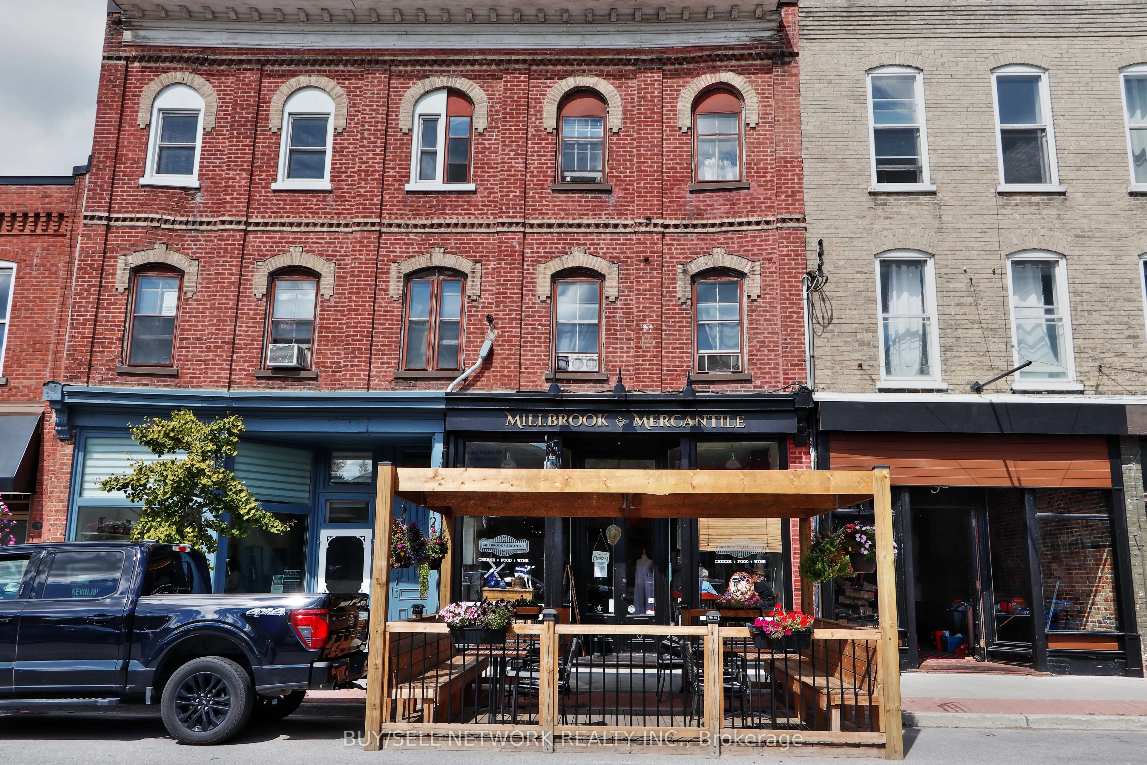 28 King Street E