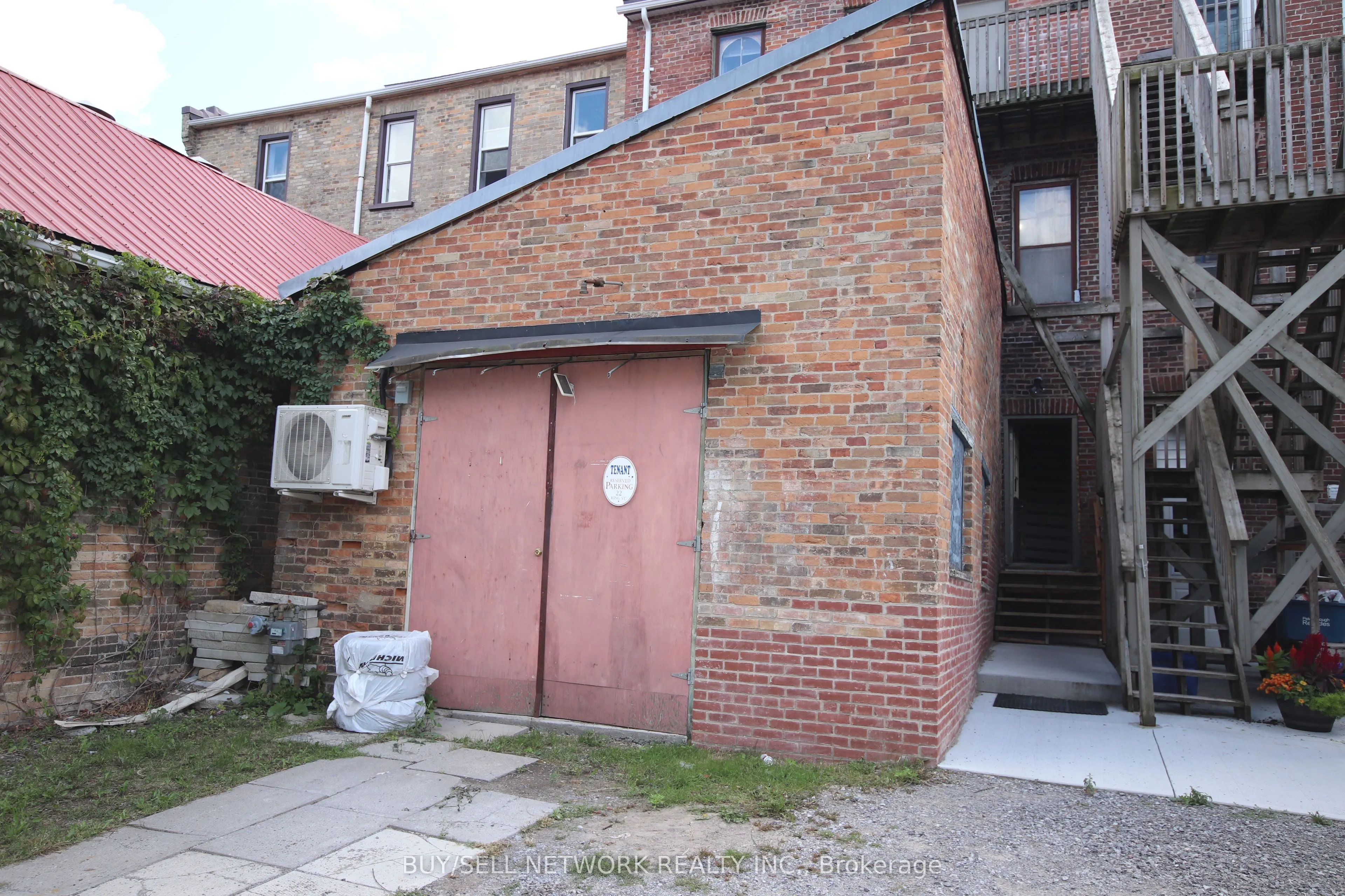 28 King Street E