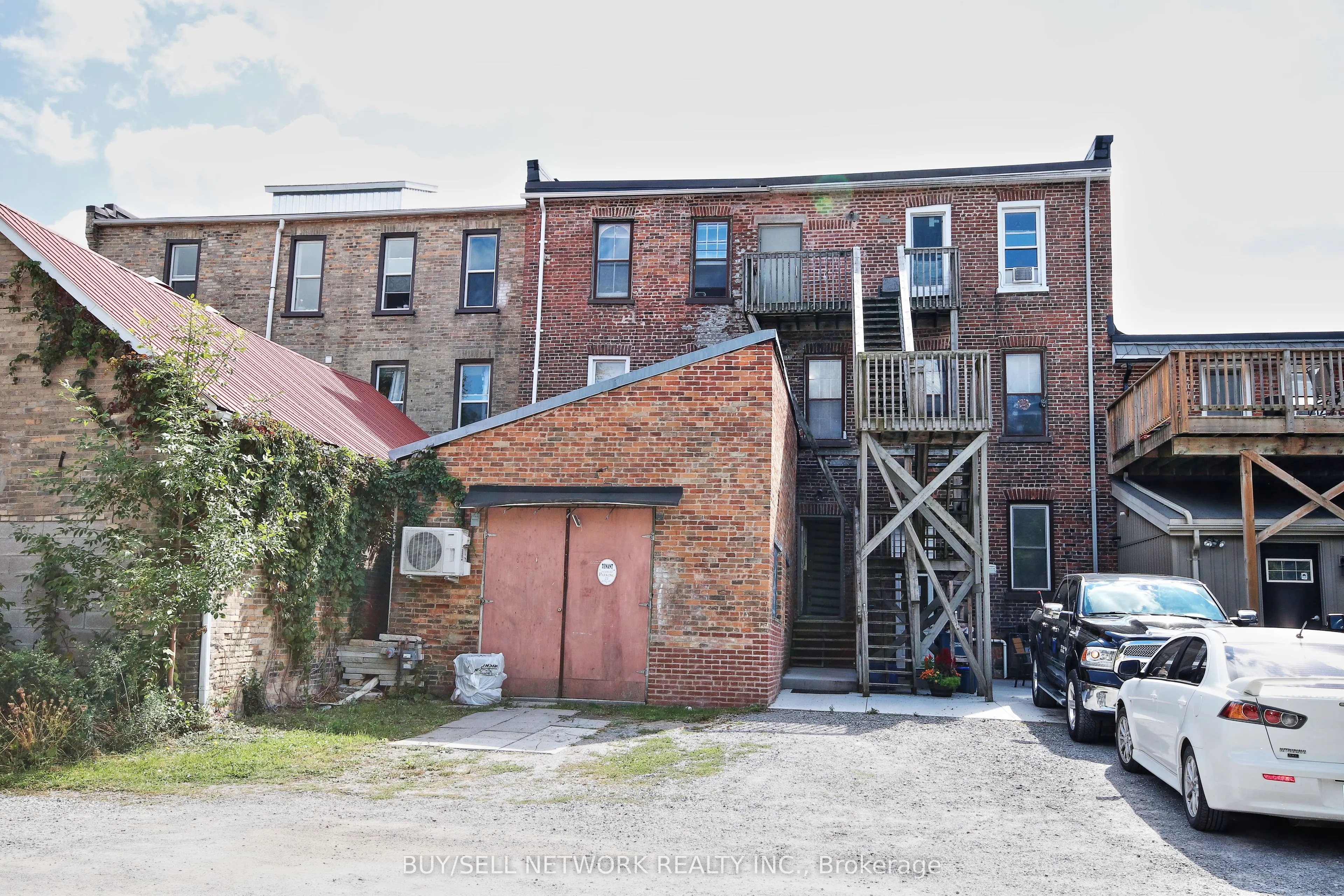 28 King Street E