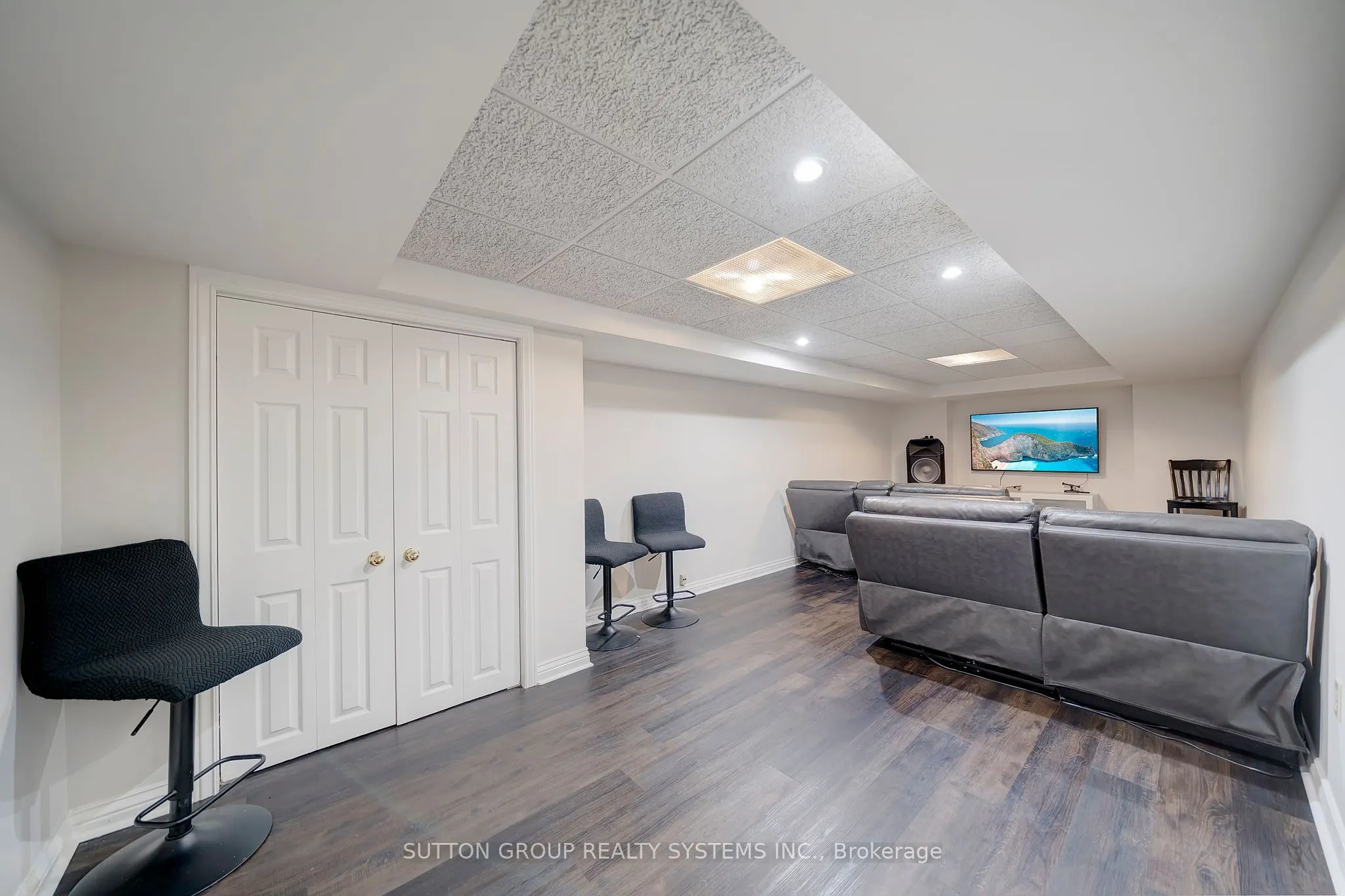 8017 Hampton Court