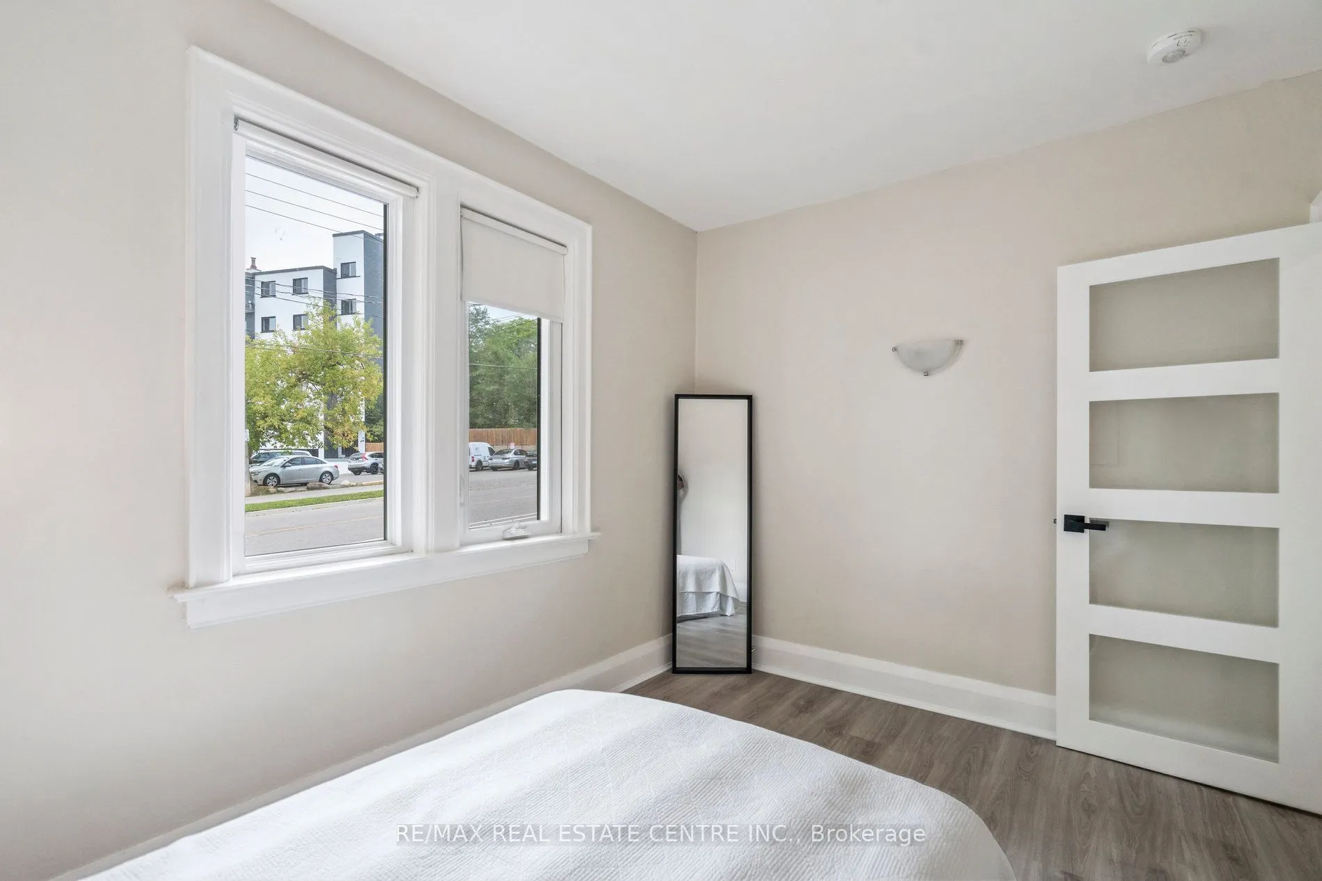 196 Silvercreek Parkway S
