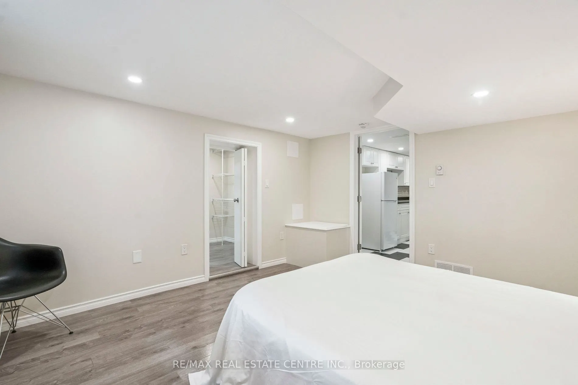 196 Silvercreek Parkway S