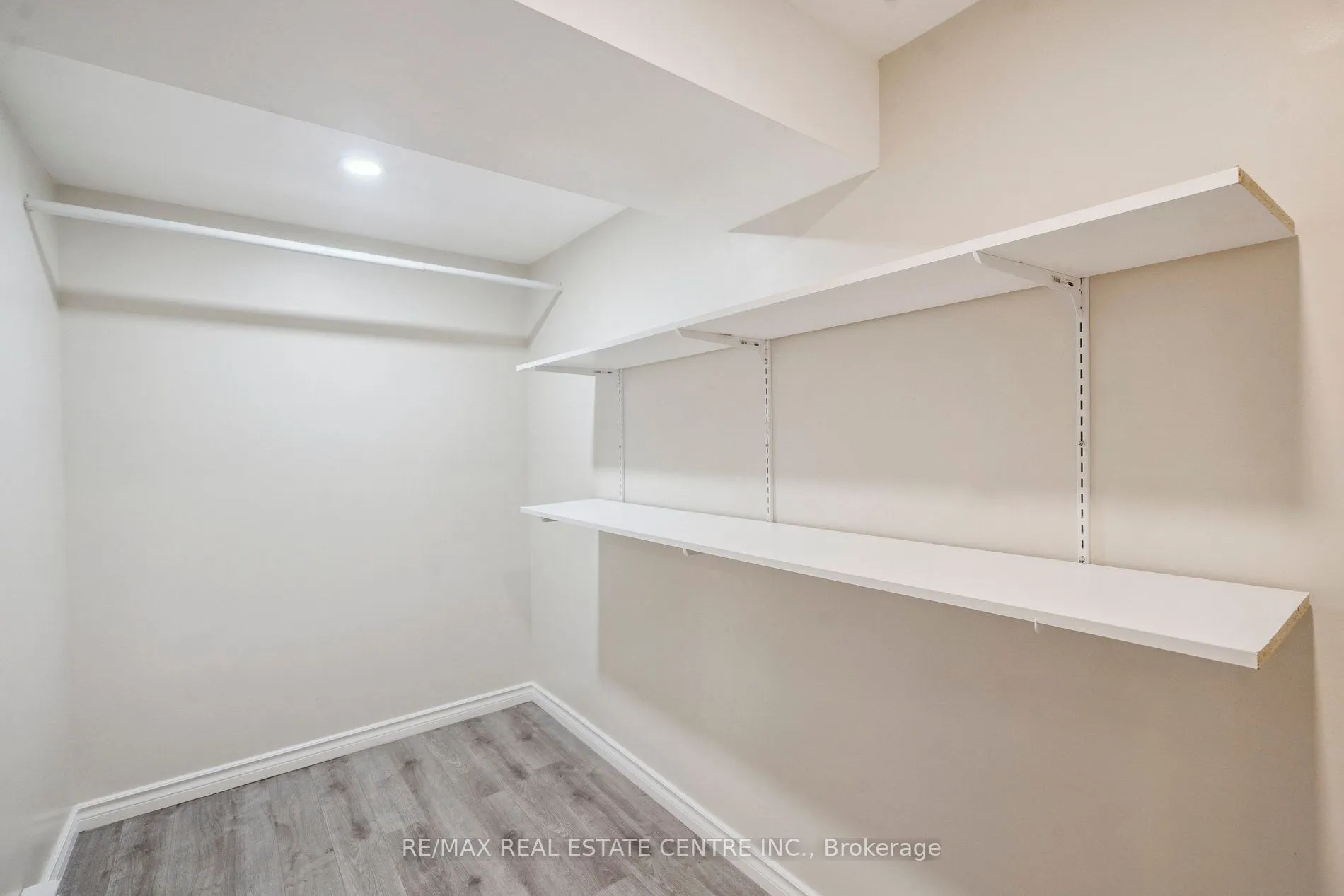 196 Silvercreek Parkway S