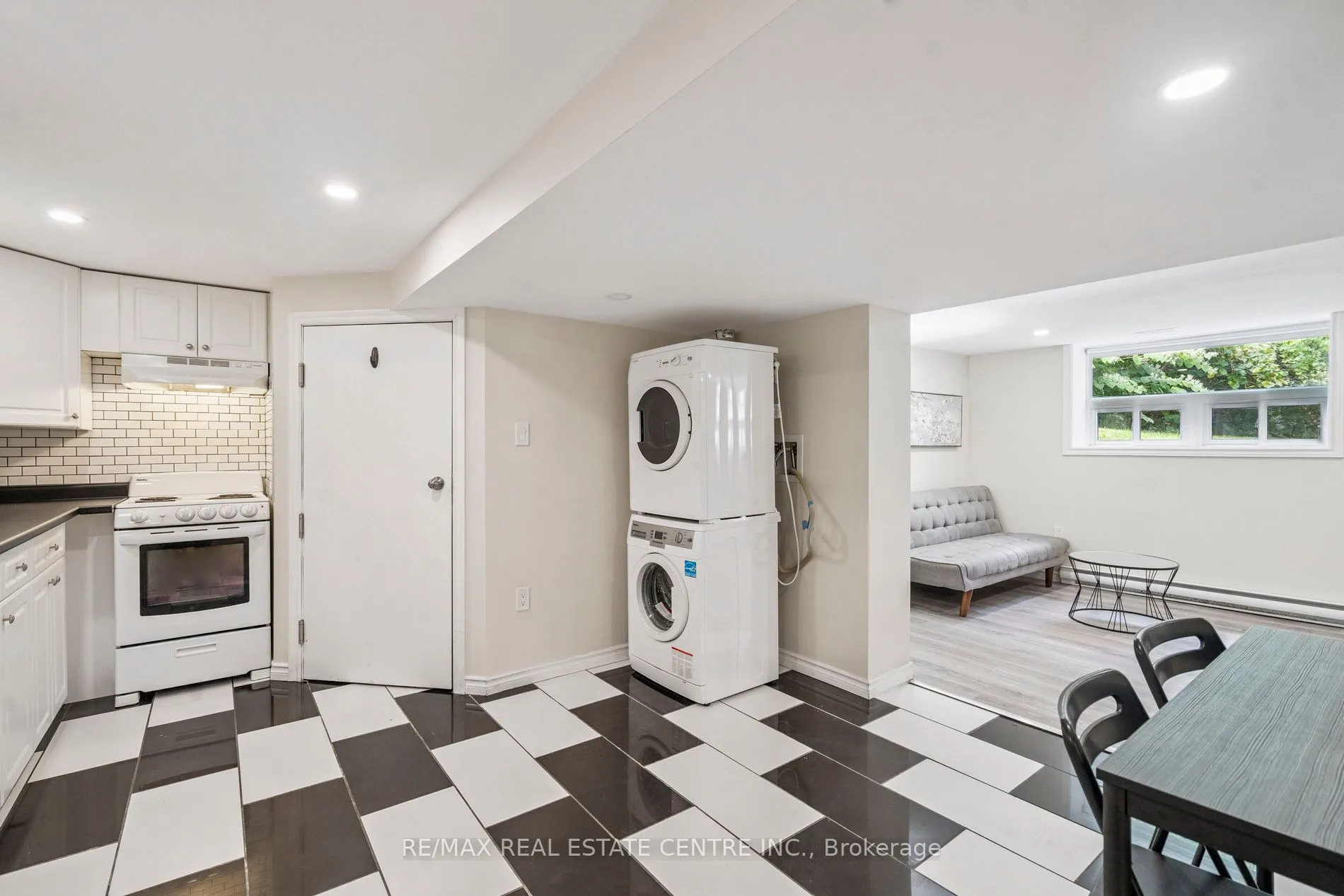 196 Silvercreek Parkway S