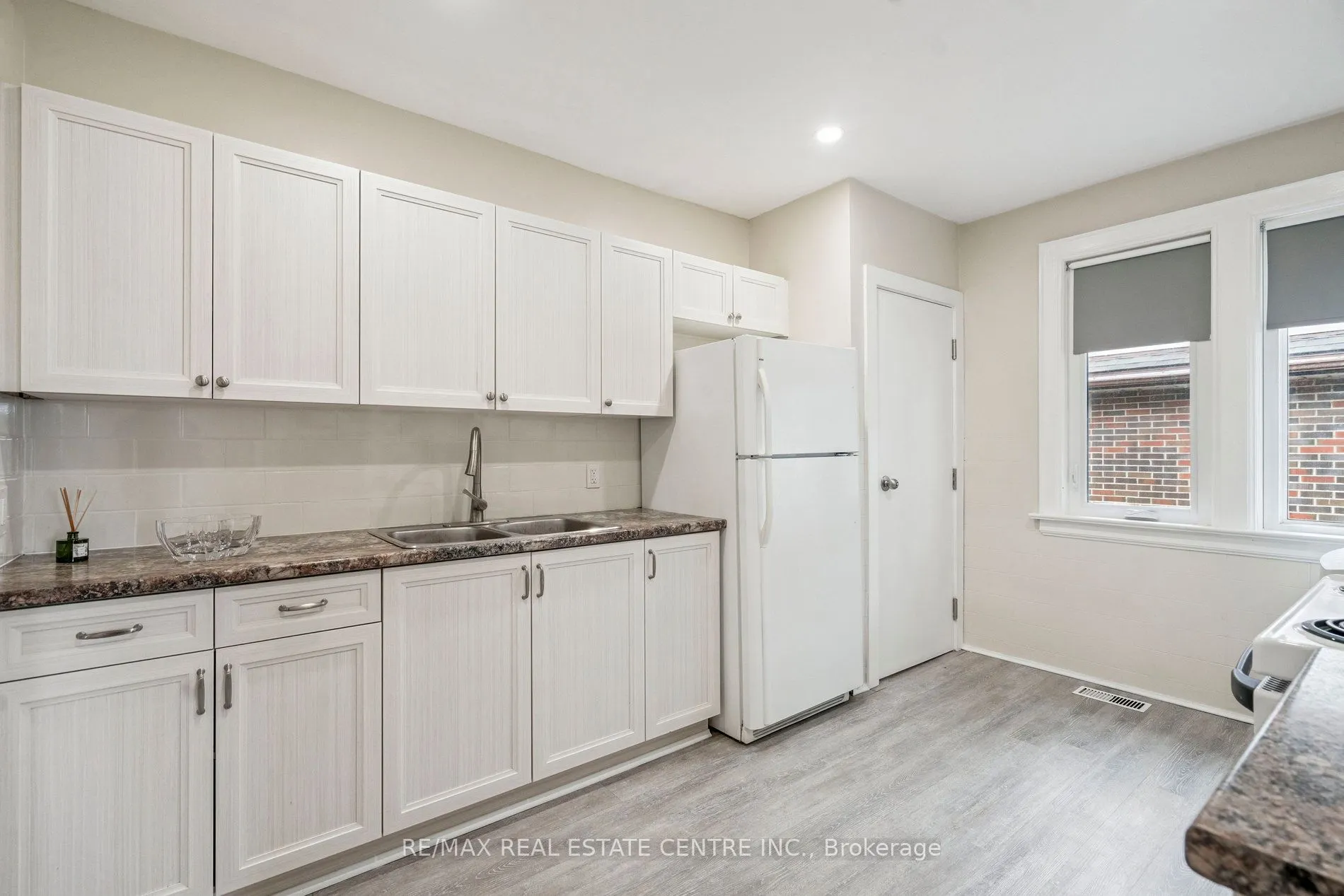196 Silvercreek Parkway S