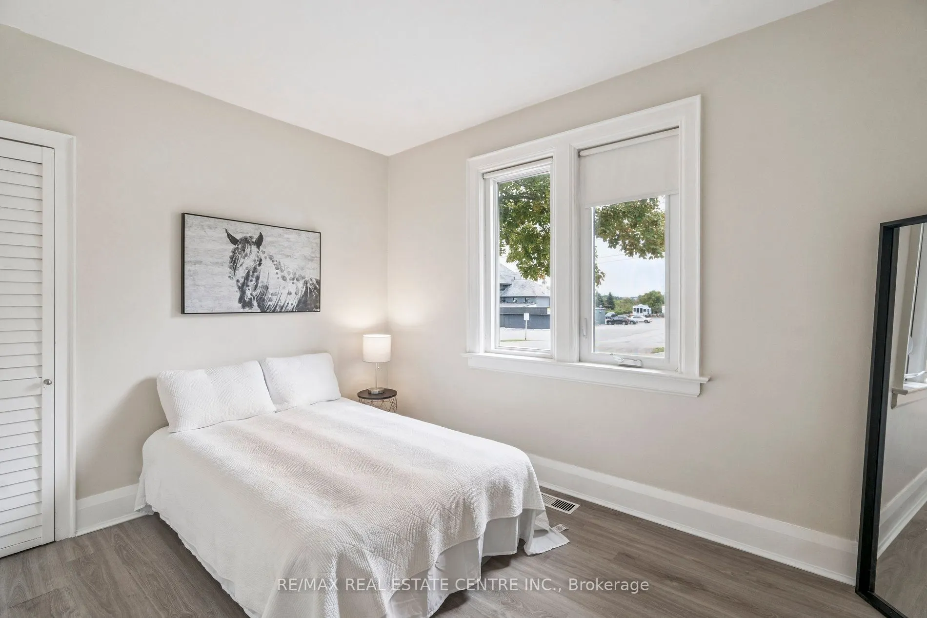 196 Silvercreek Parkway S