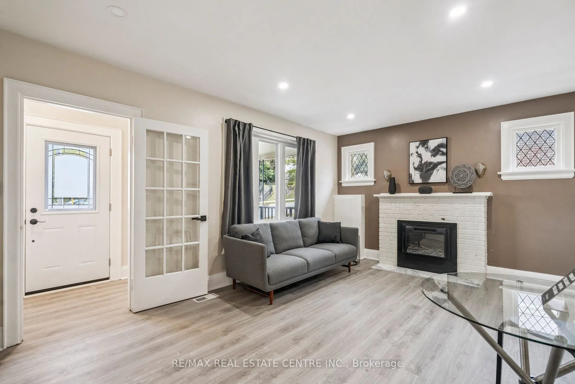 196 Silvercreek Parkway S