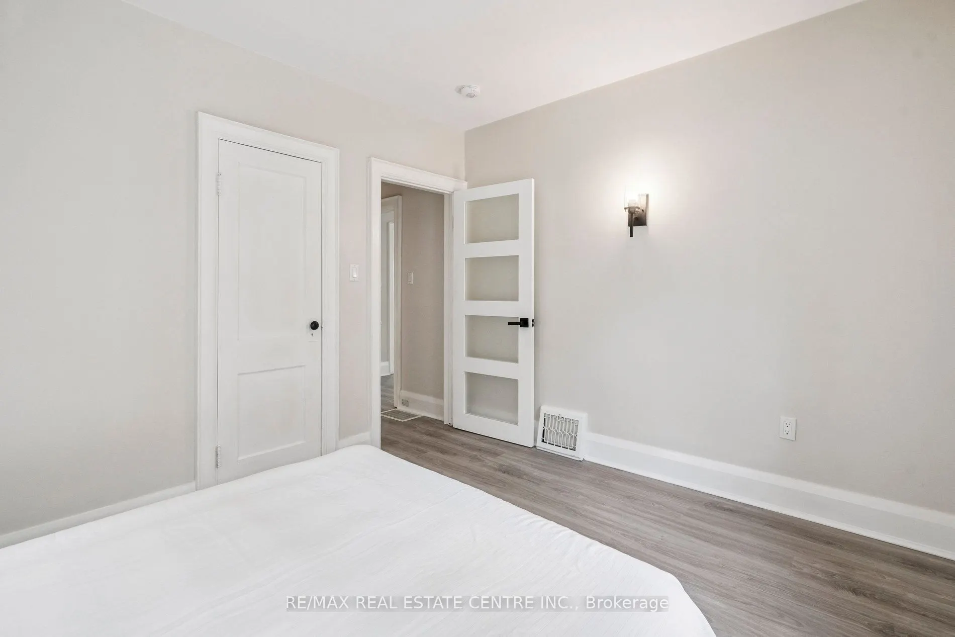 196 Silvercreek Parkway S