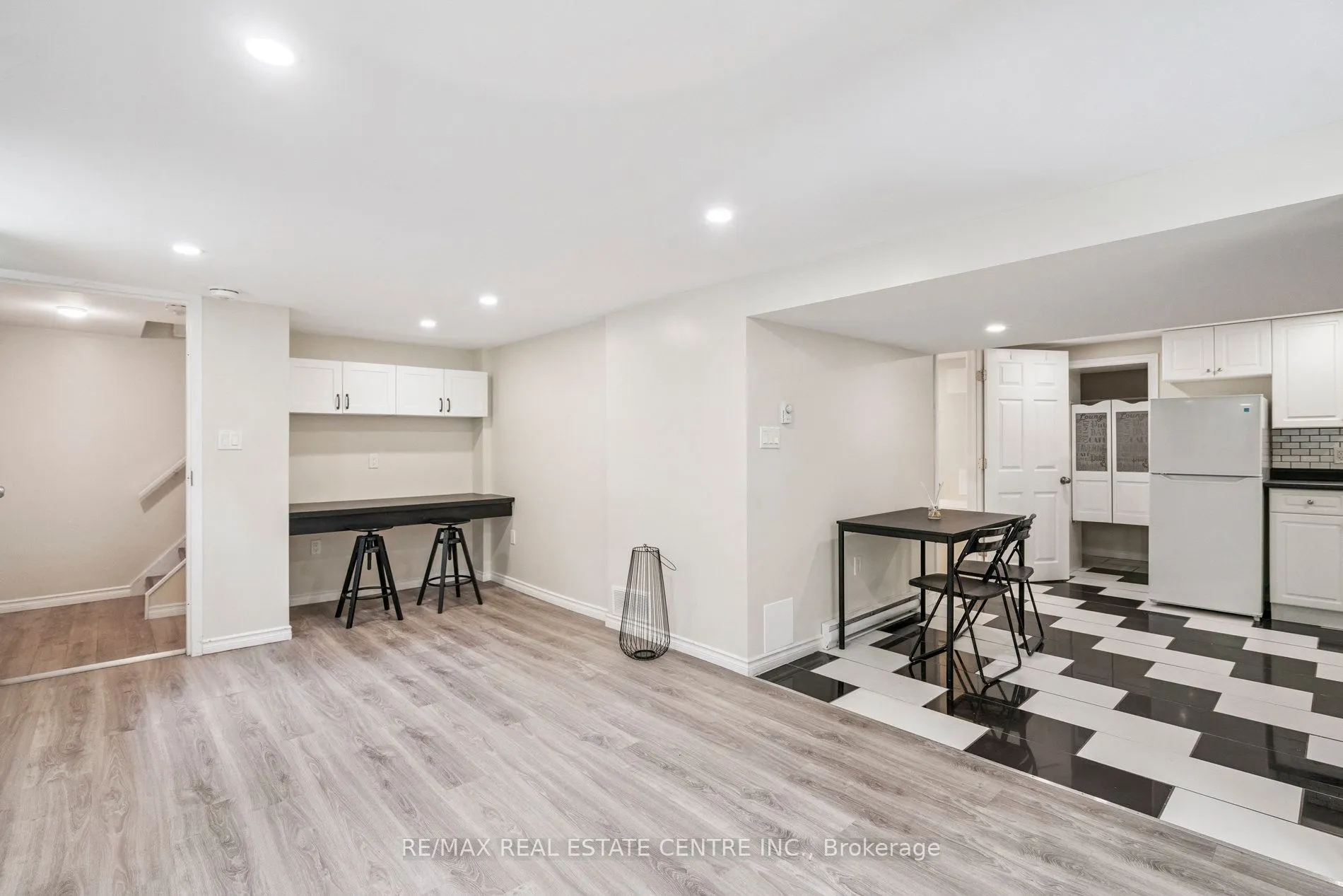 196 Silvercreek Parkway S