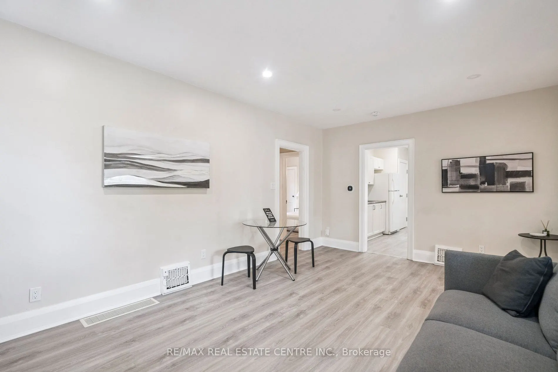 196 Silvercreek Parkway S