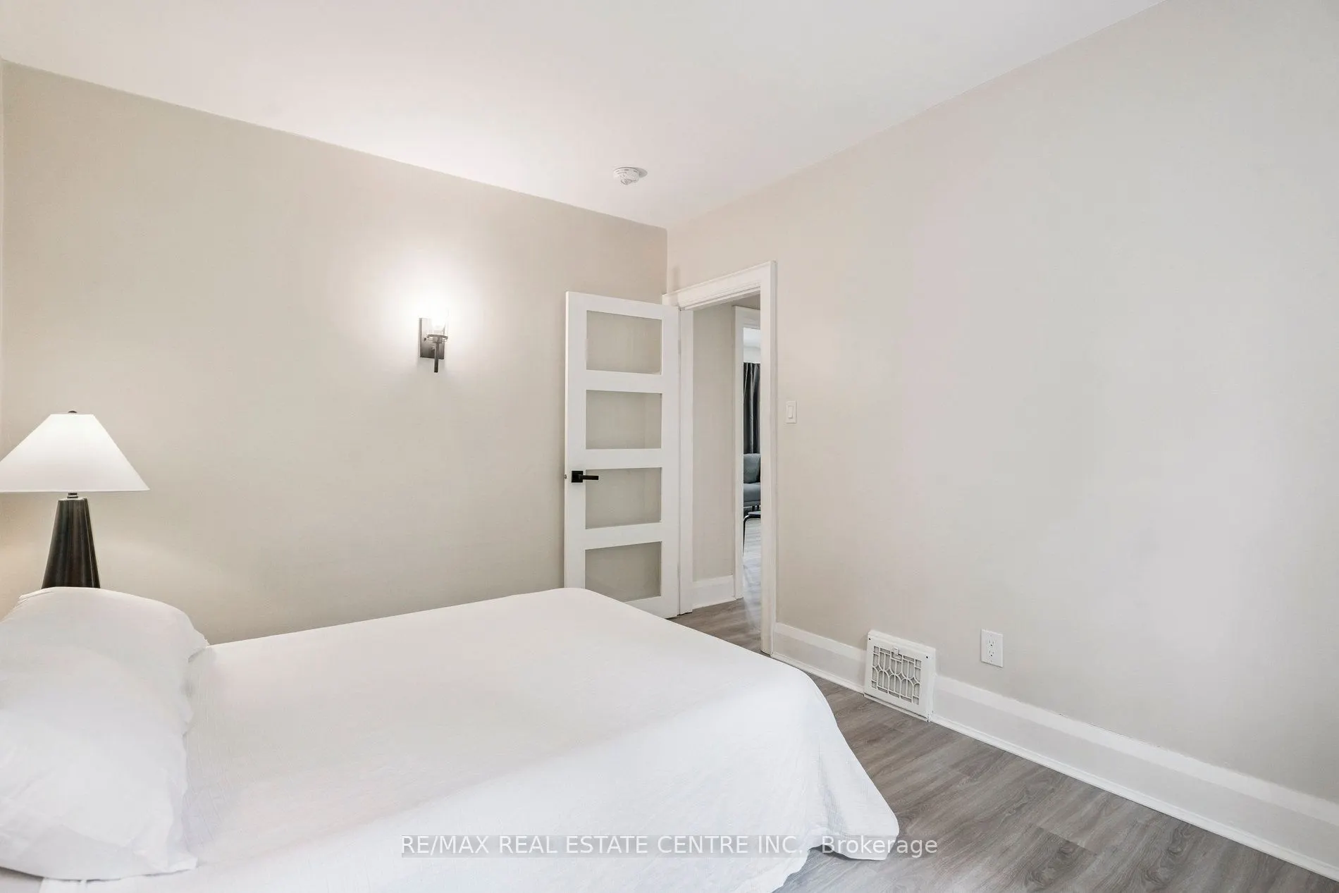 196 Silvercreek Parkway S