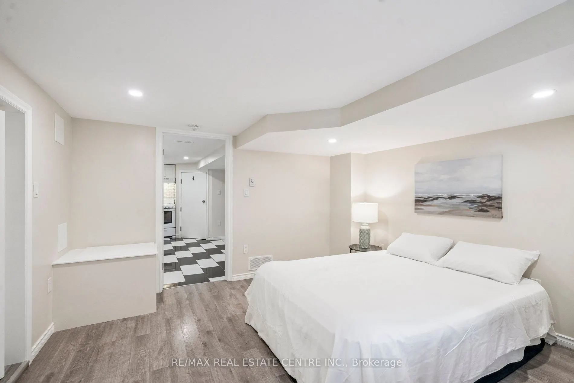 196 Silvercreek Parkway S