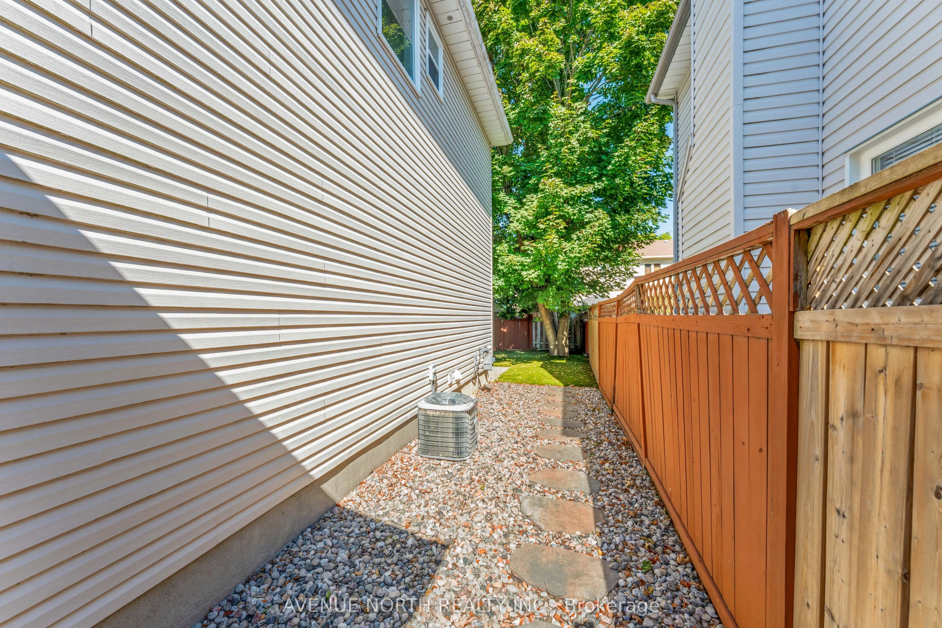 33 SARRAZIN Way