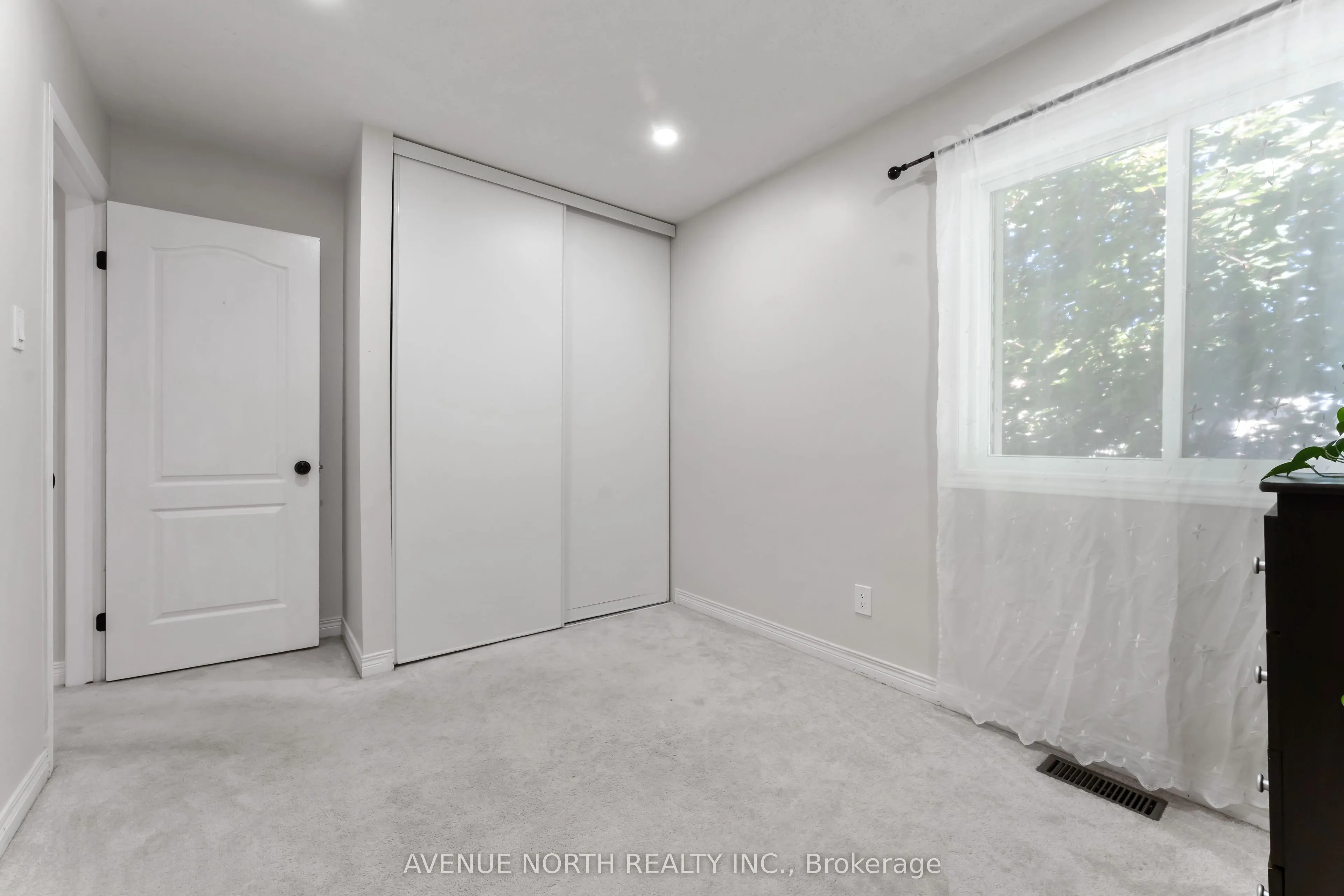 33 SARRAZIN Way