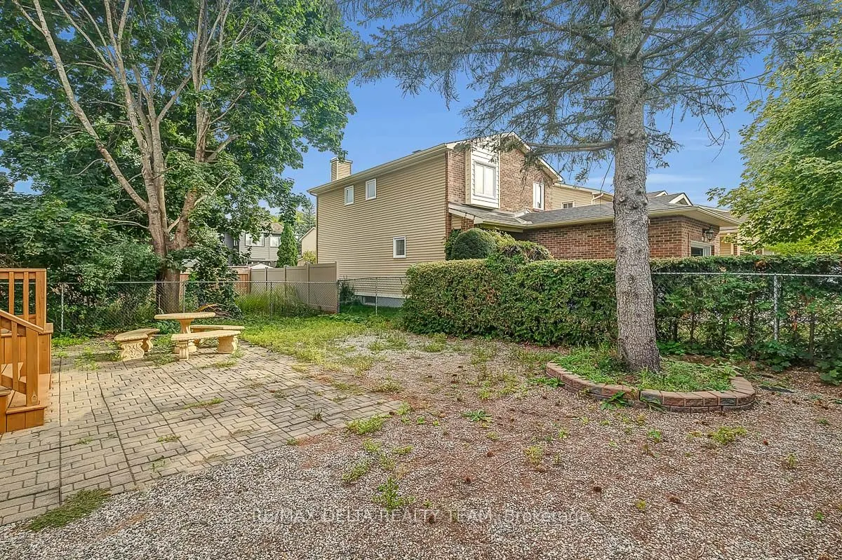 6096 Meadowhill Crescent