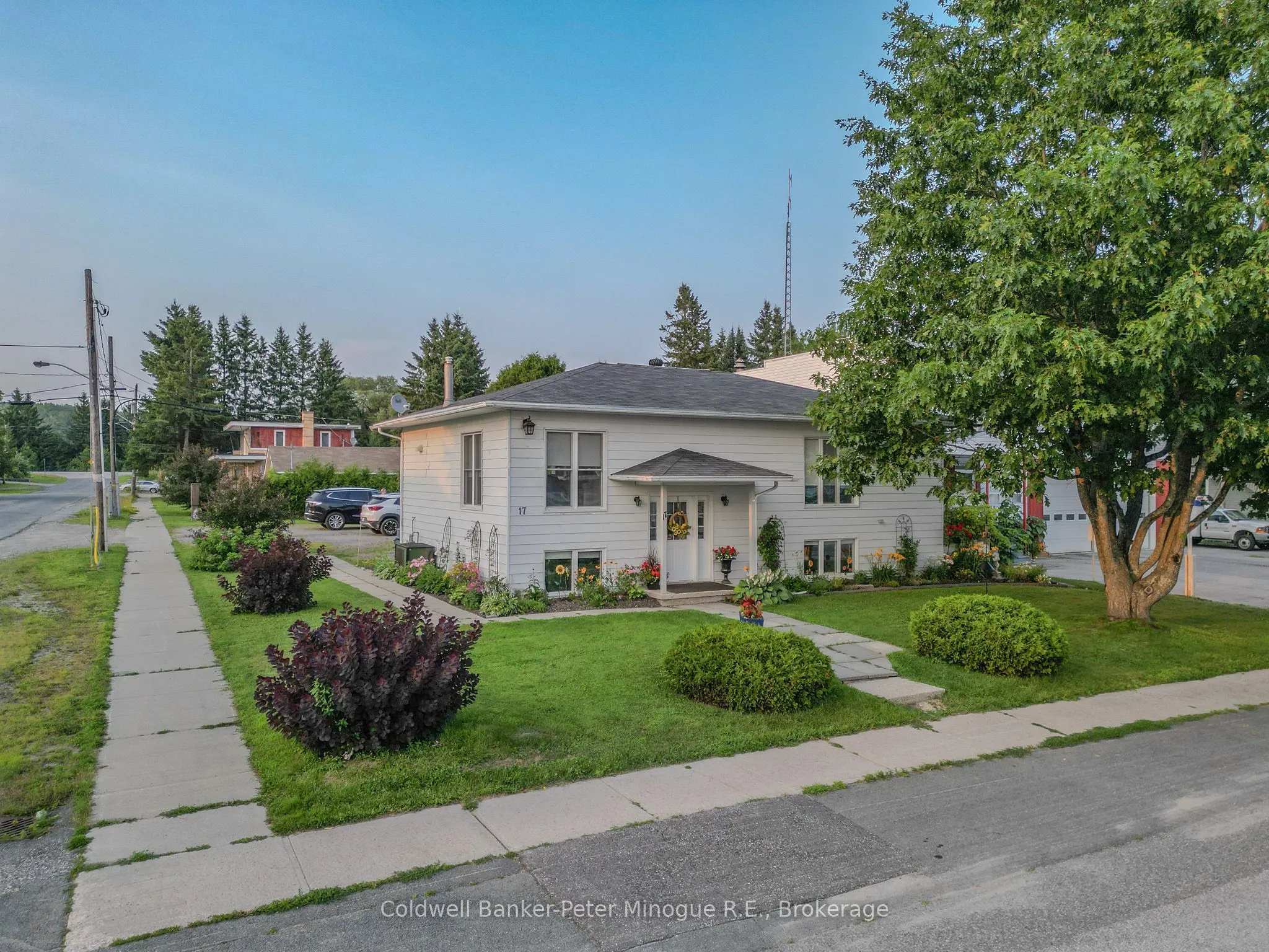 17 Principale Street W