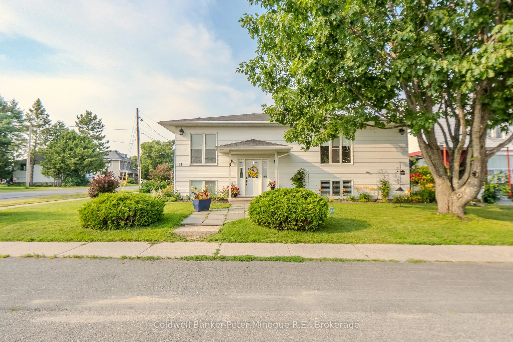 17 Principale Street W