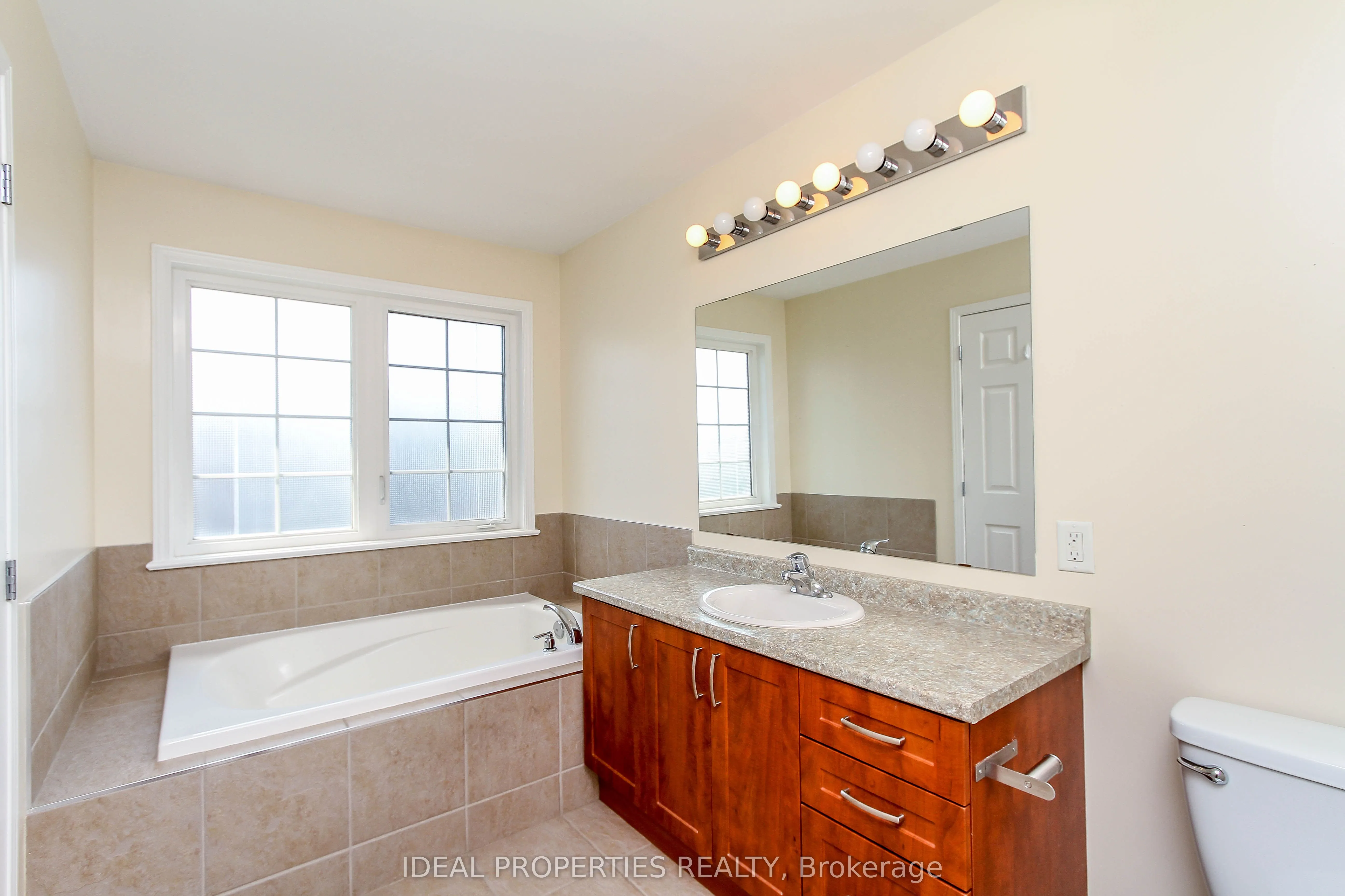565 Pepperville Crescent