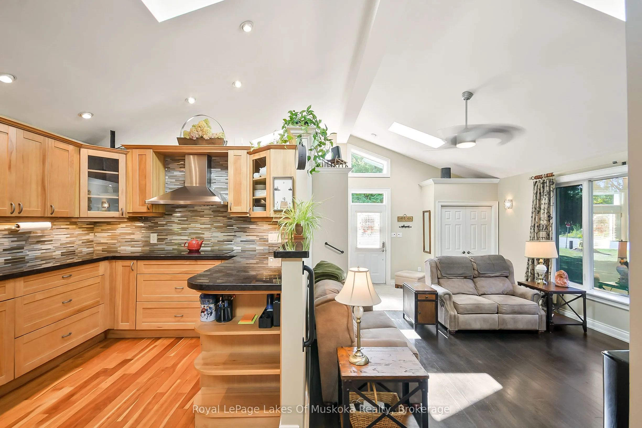 2 Leslie Drive W