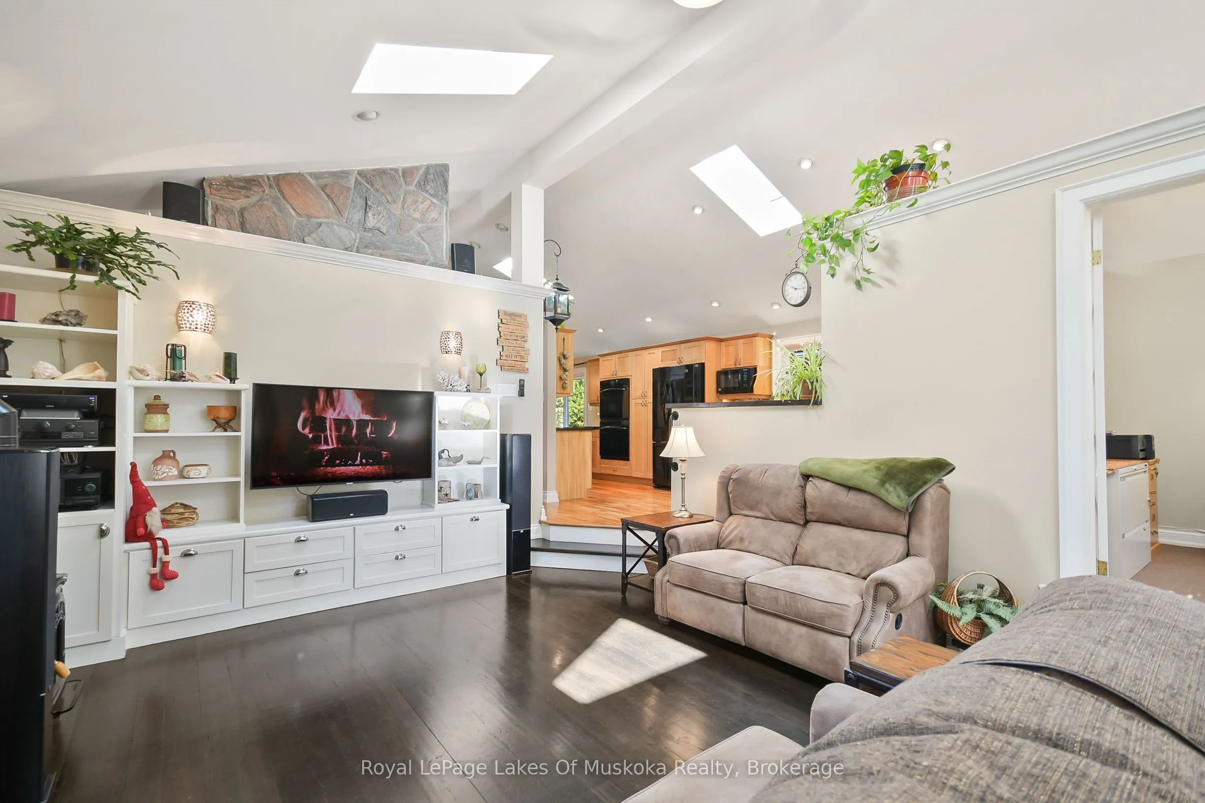 2 Leslie Drive W