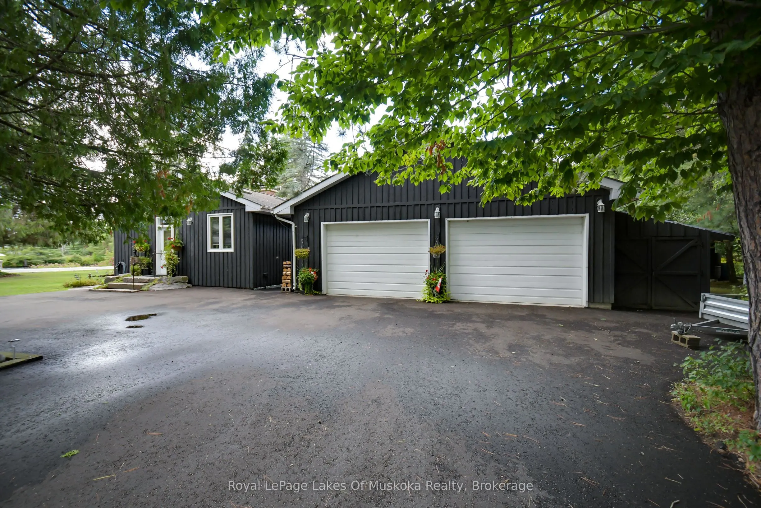 2 Leslie Drive W