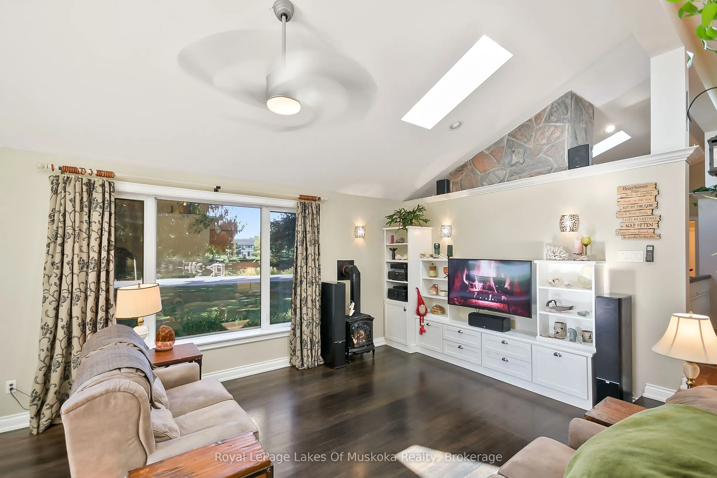 2 Leslie Drive W