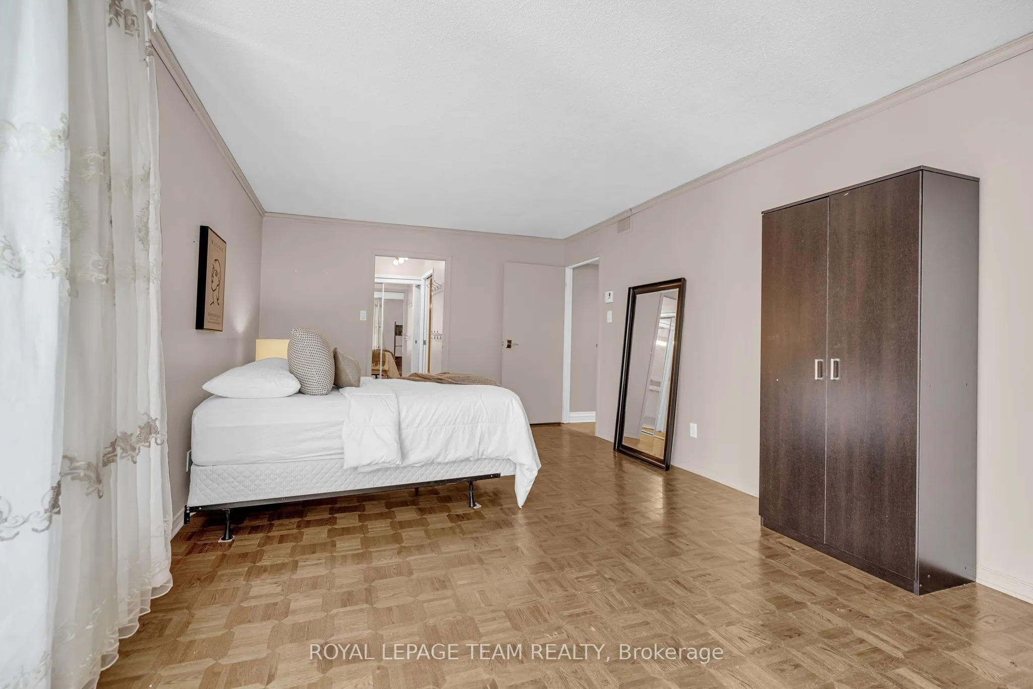 160 GEORGE Street, #905