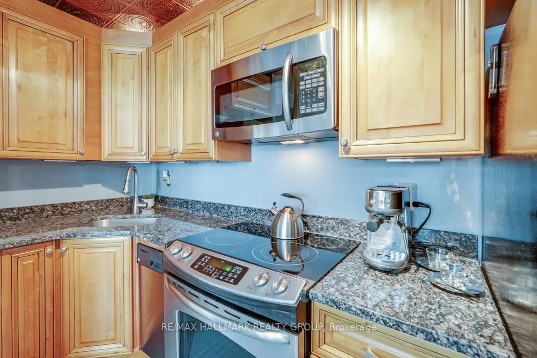 141 Somerset Street W, #403