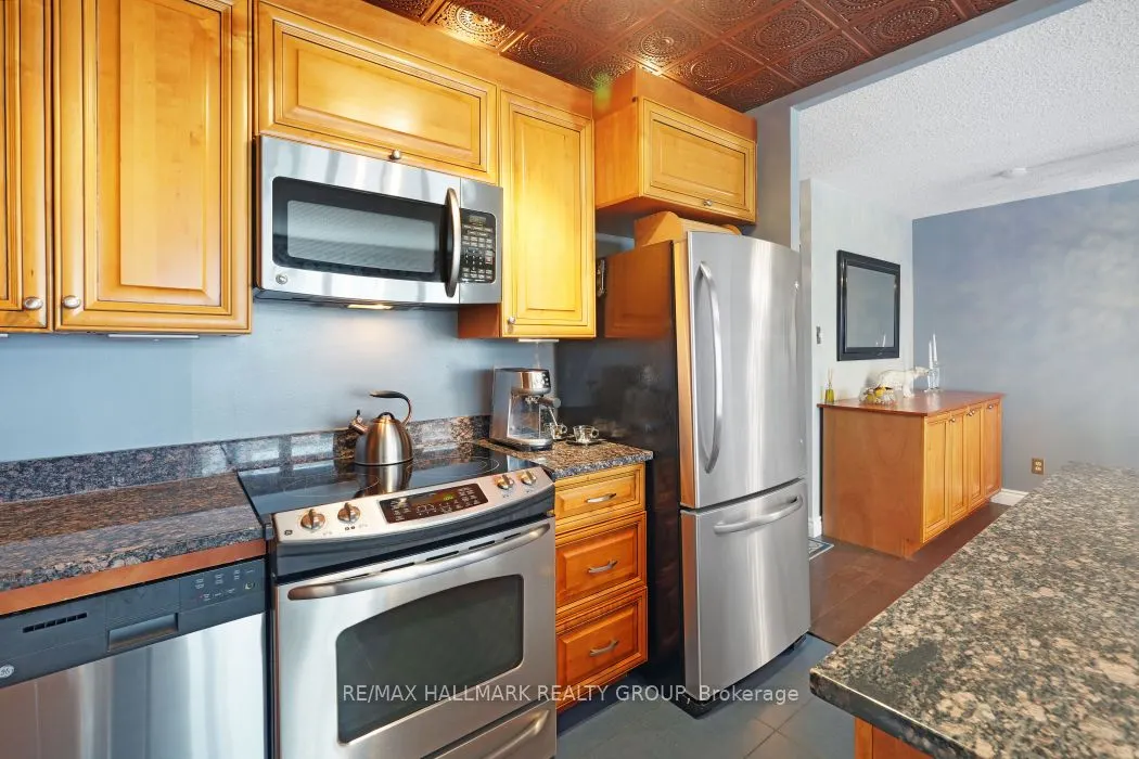 141 Somerset Street W, #403