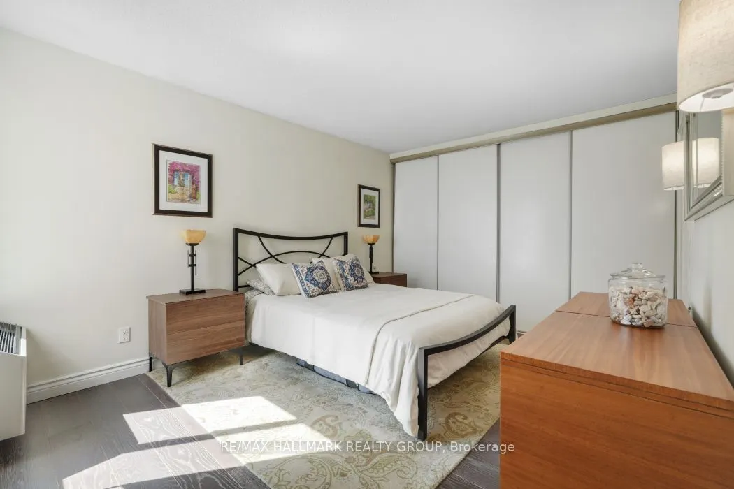 141 Somerset Street W, #403