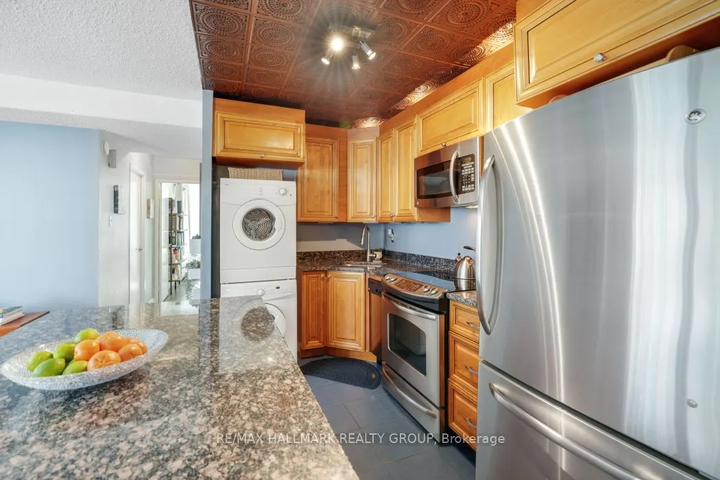 141 Somerset Street W, #403