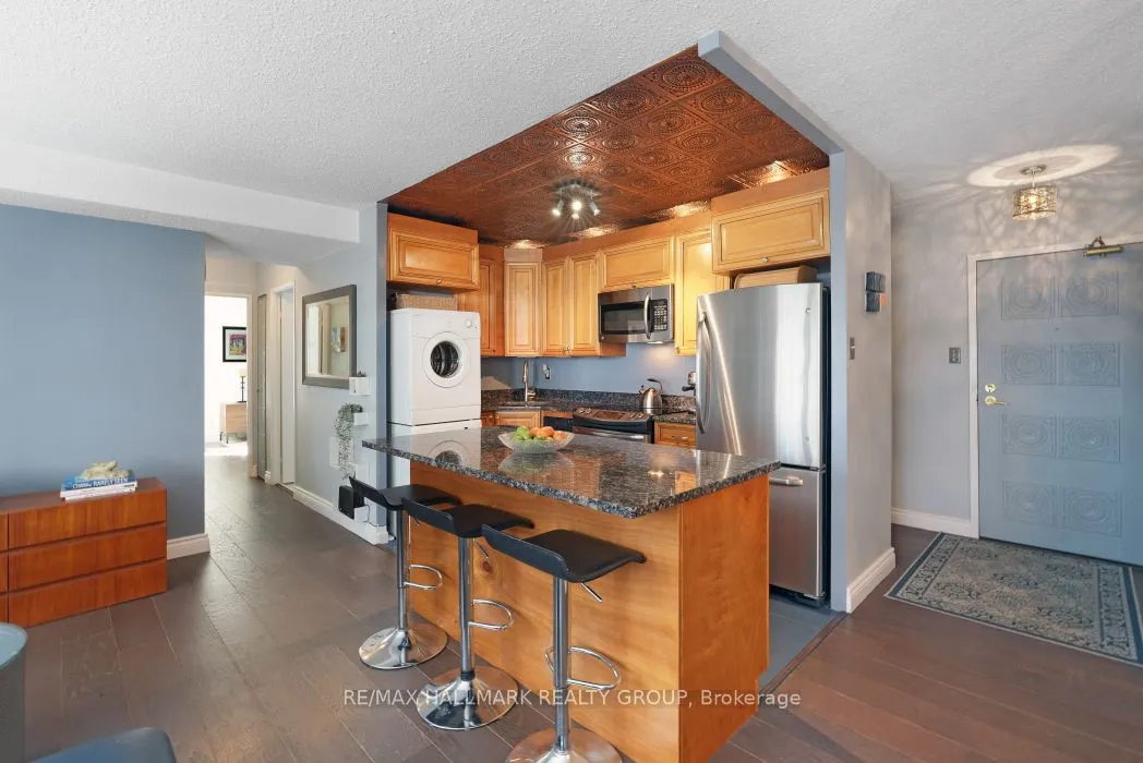 141 Somerset Street W, #403