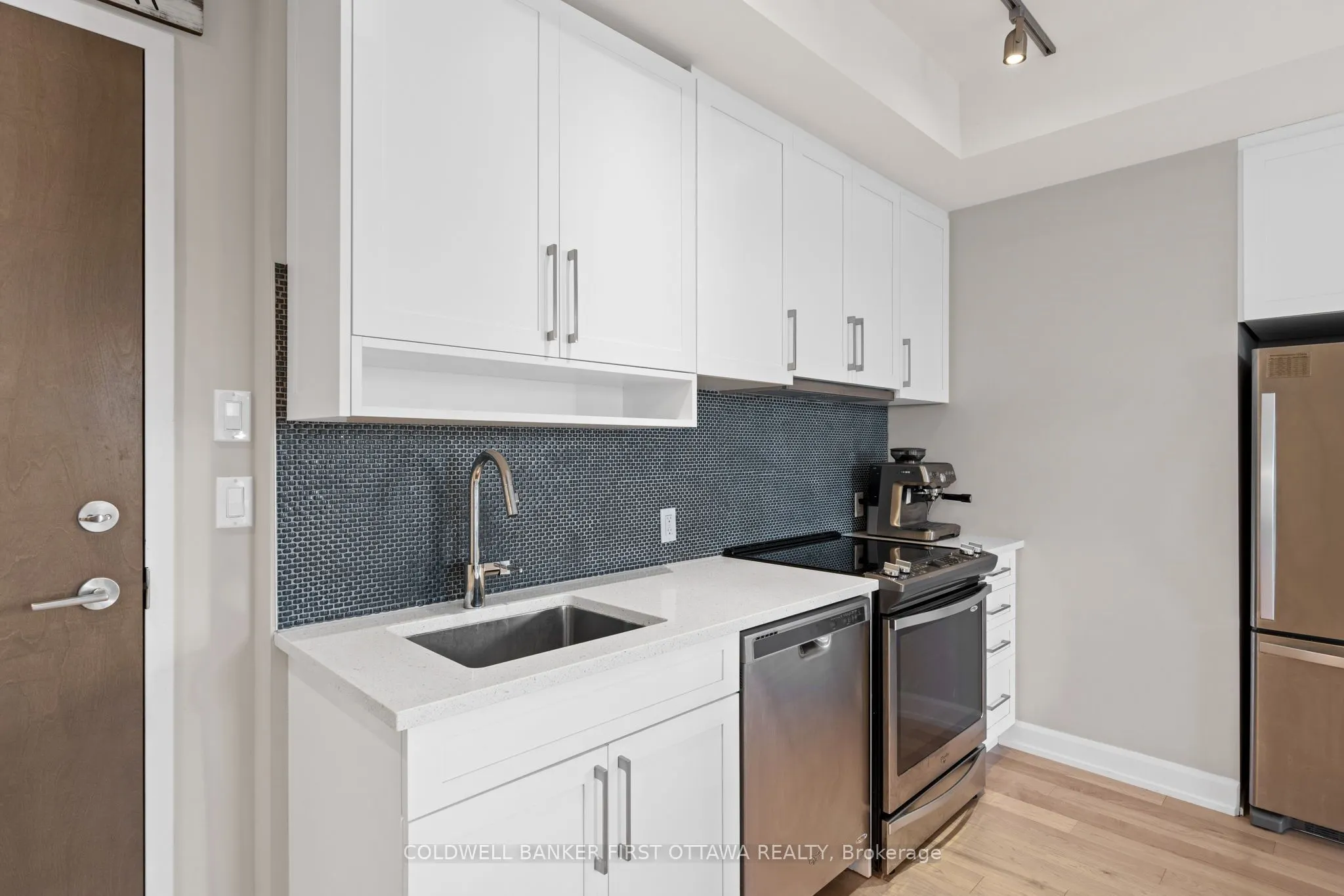 10 ROSEMOUNT Avenue, #303