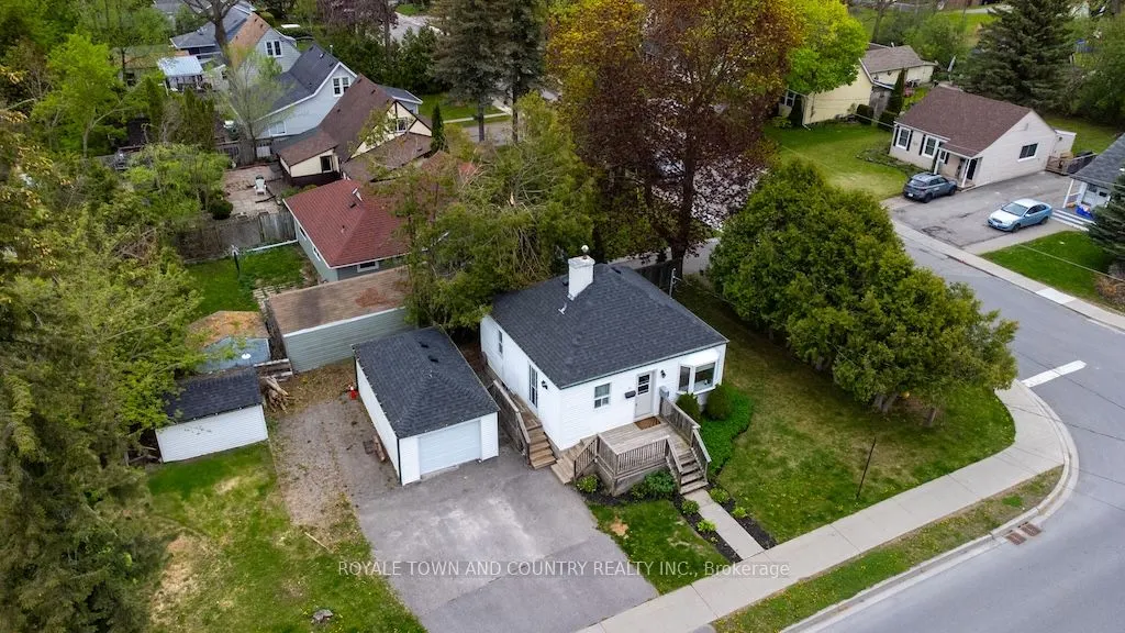 32 Adelaide Street S