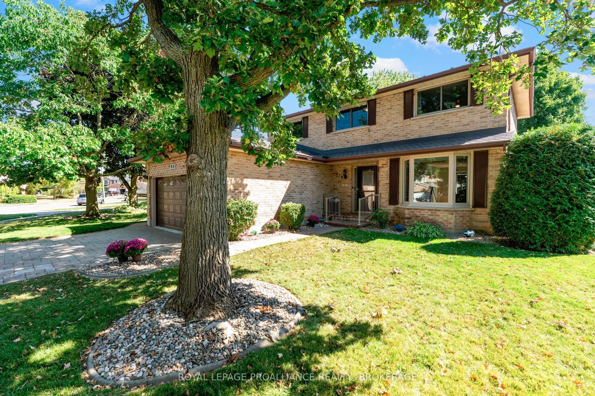 918 Edinborough Crescent