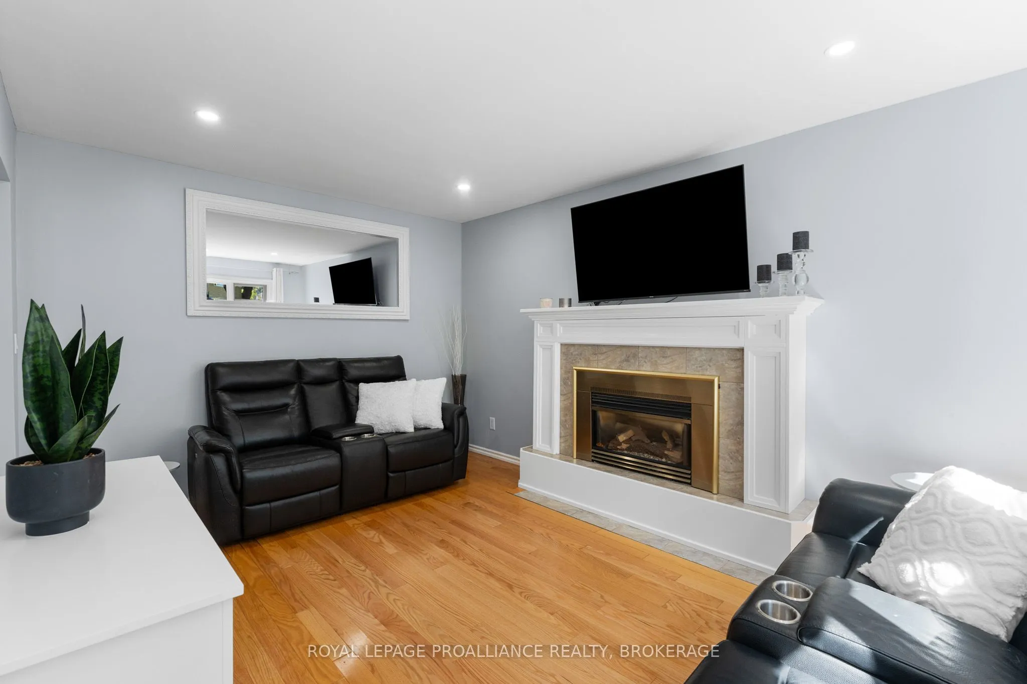 918 Edinborough Crescent