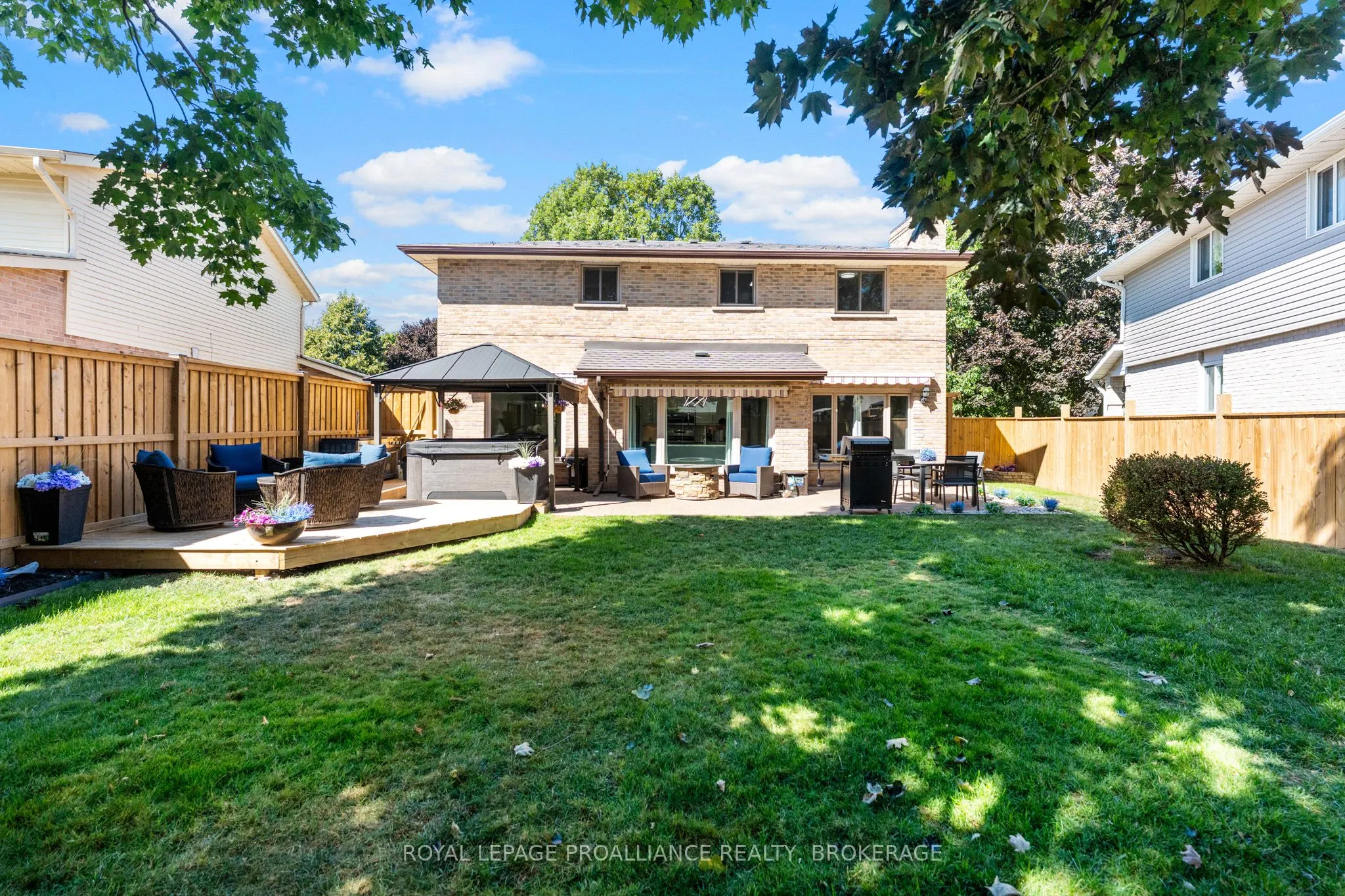 918 Edinborough Crescent
