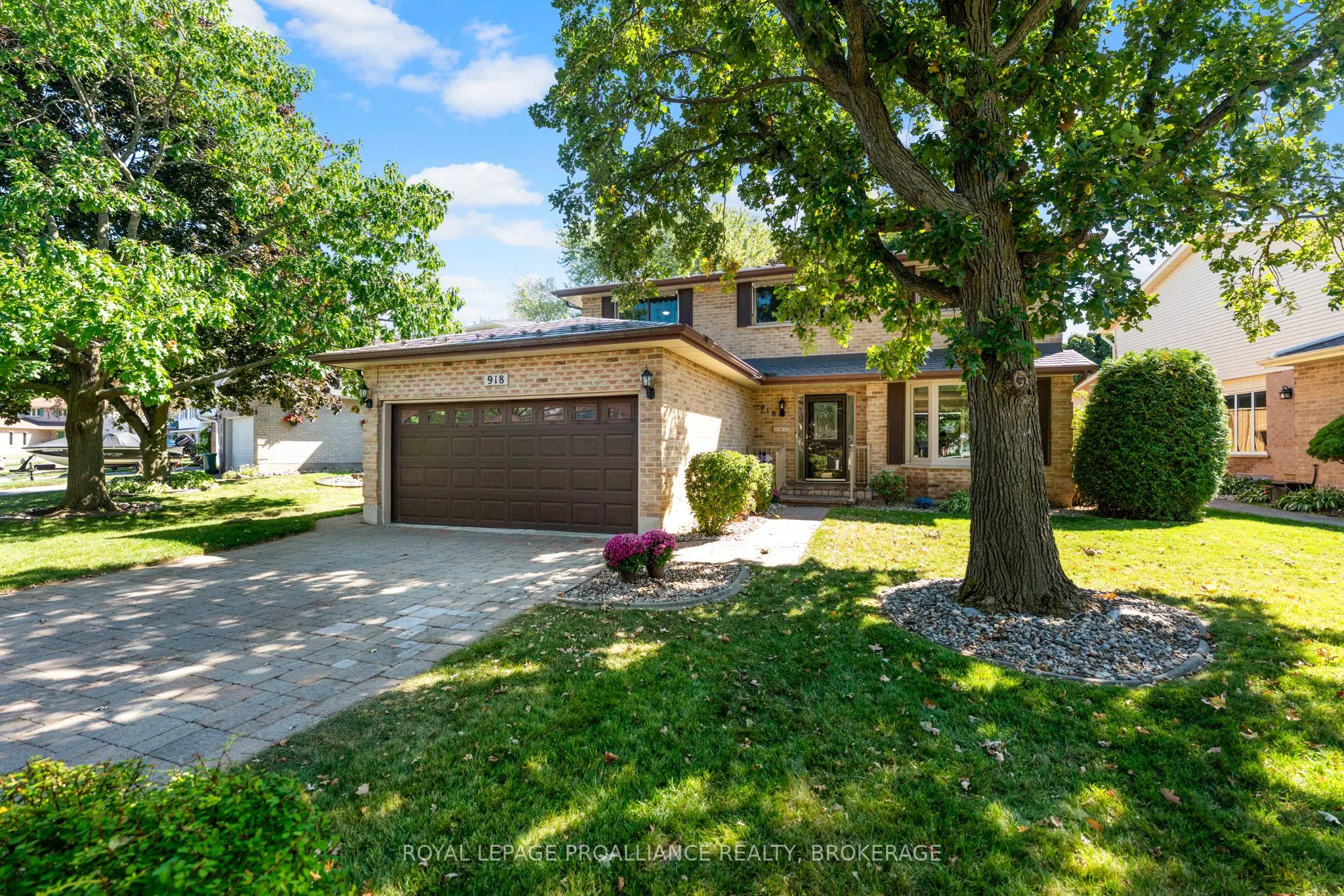 918 Edinborough Crescent