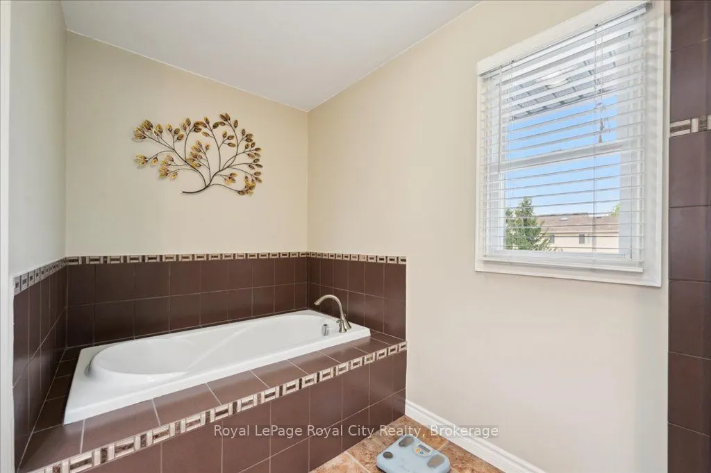 9 Kortright Road E